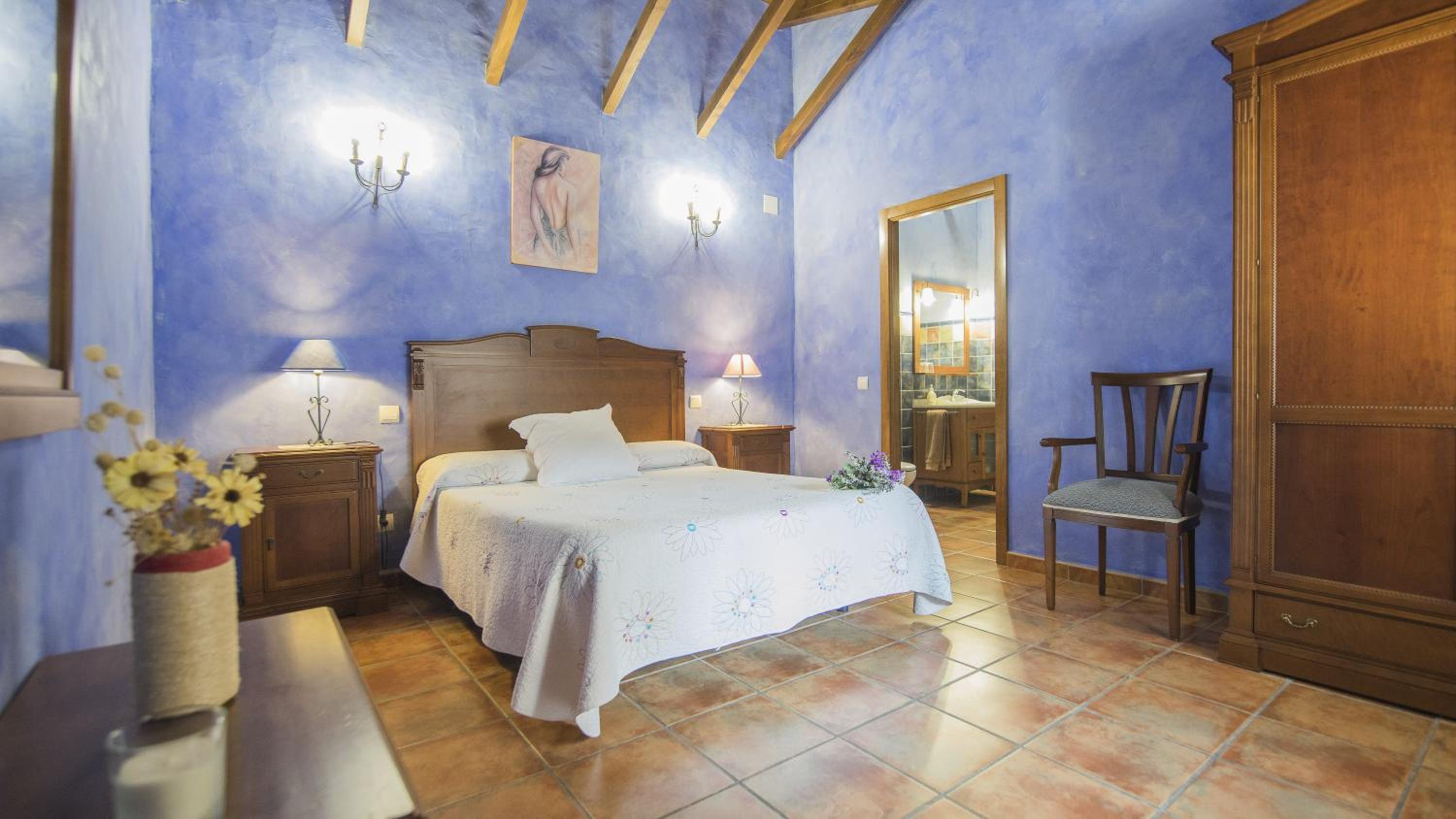 Eight-Bedroom House - Photo 19