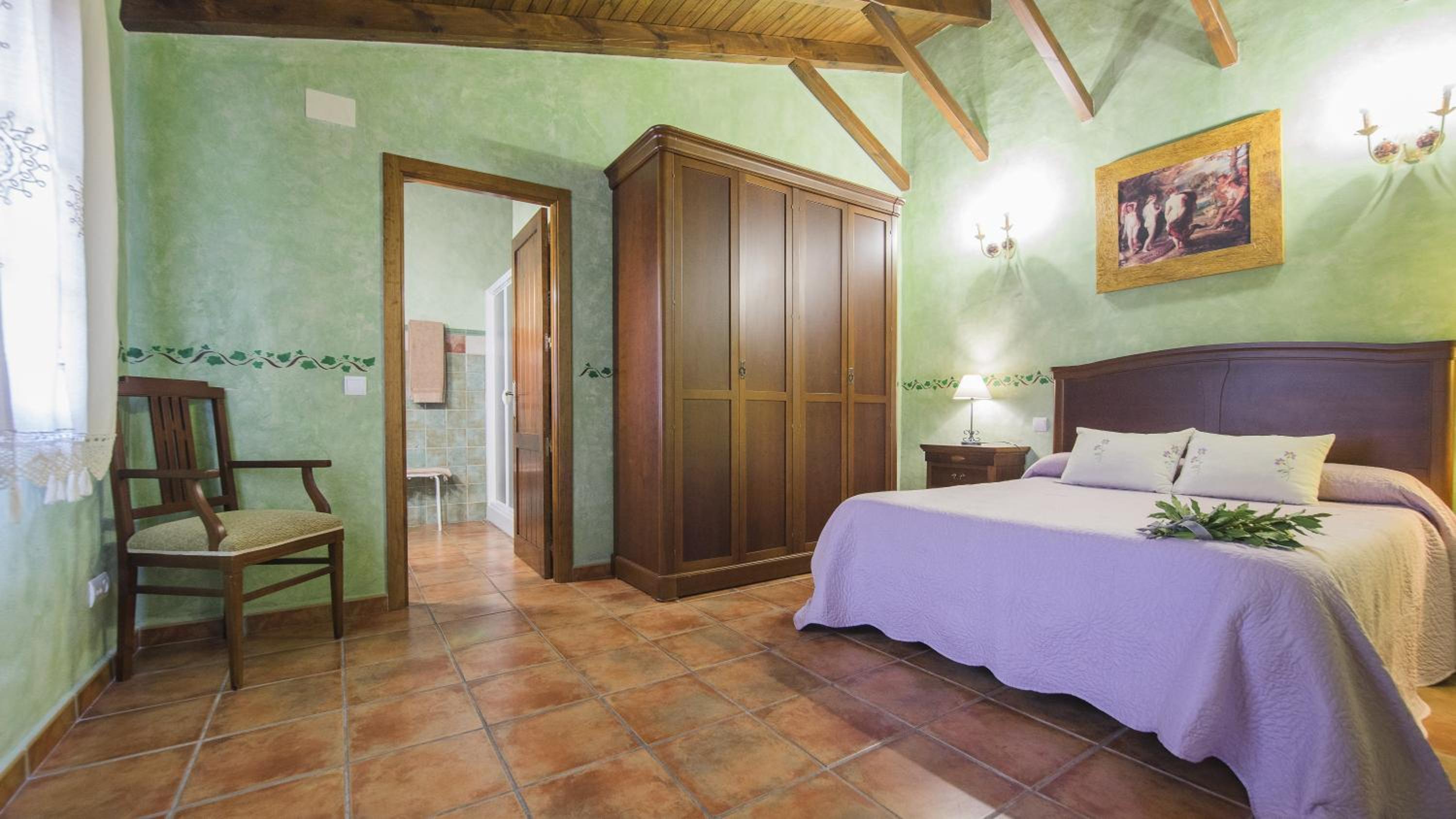 Eight-Bedroom House - Photo 22
