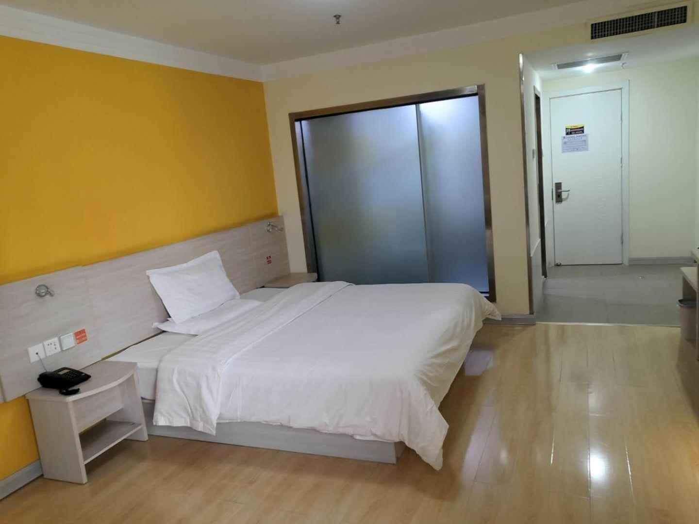 Comfortable Queen Room photo 1