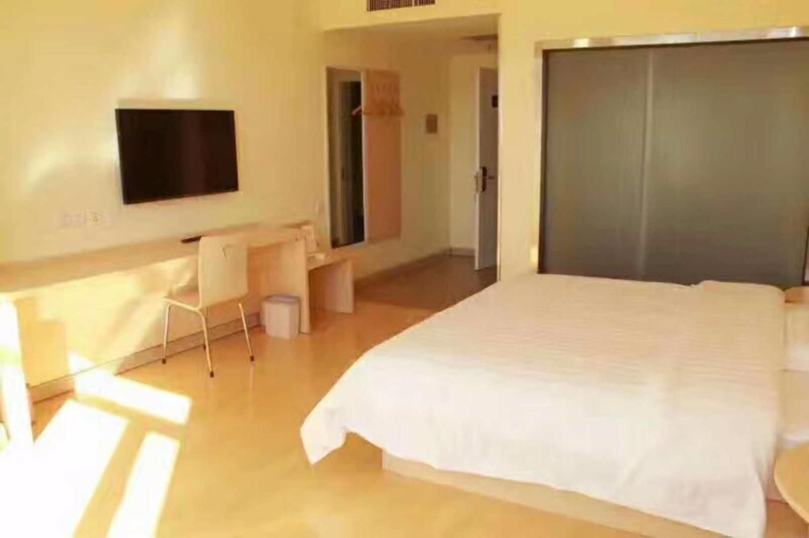 Business Queen Bed Room photo 1
