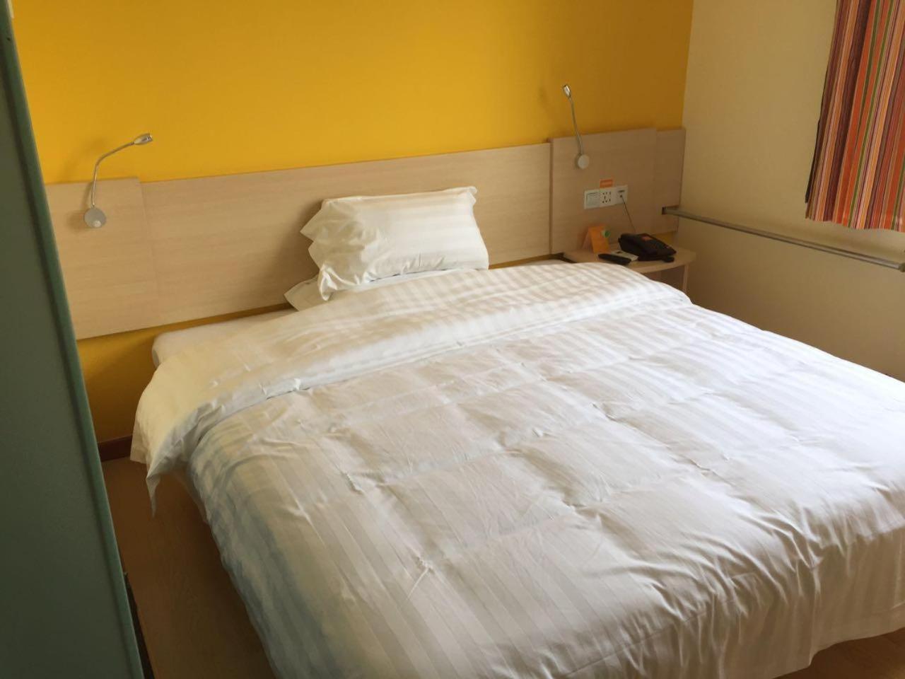 Business Queen Bed Room photo 1