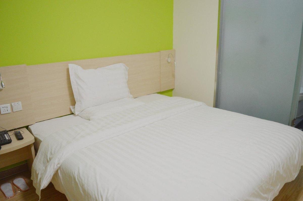Comfortable Queen Room photo 1