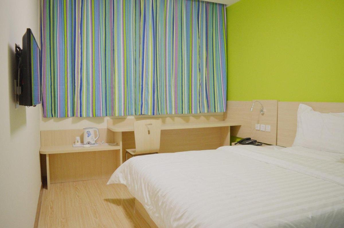 Comfortable Queen Room photo 2
