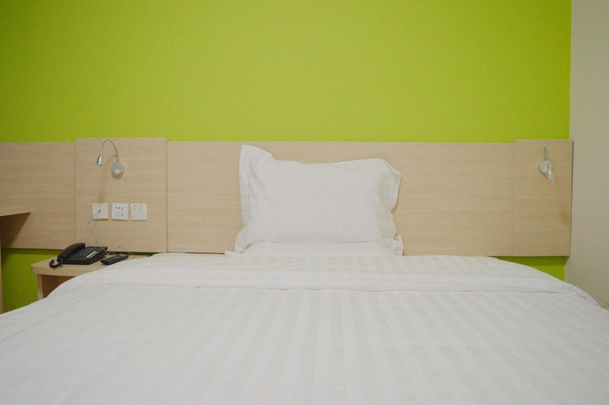 Business Queen Bed Room photo 1