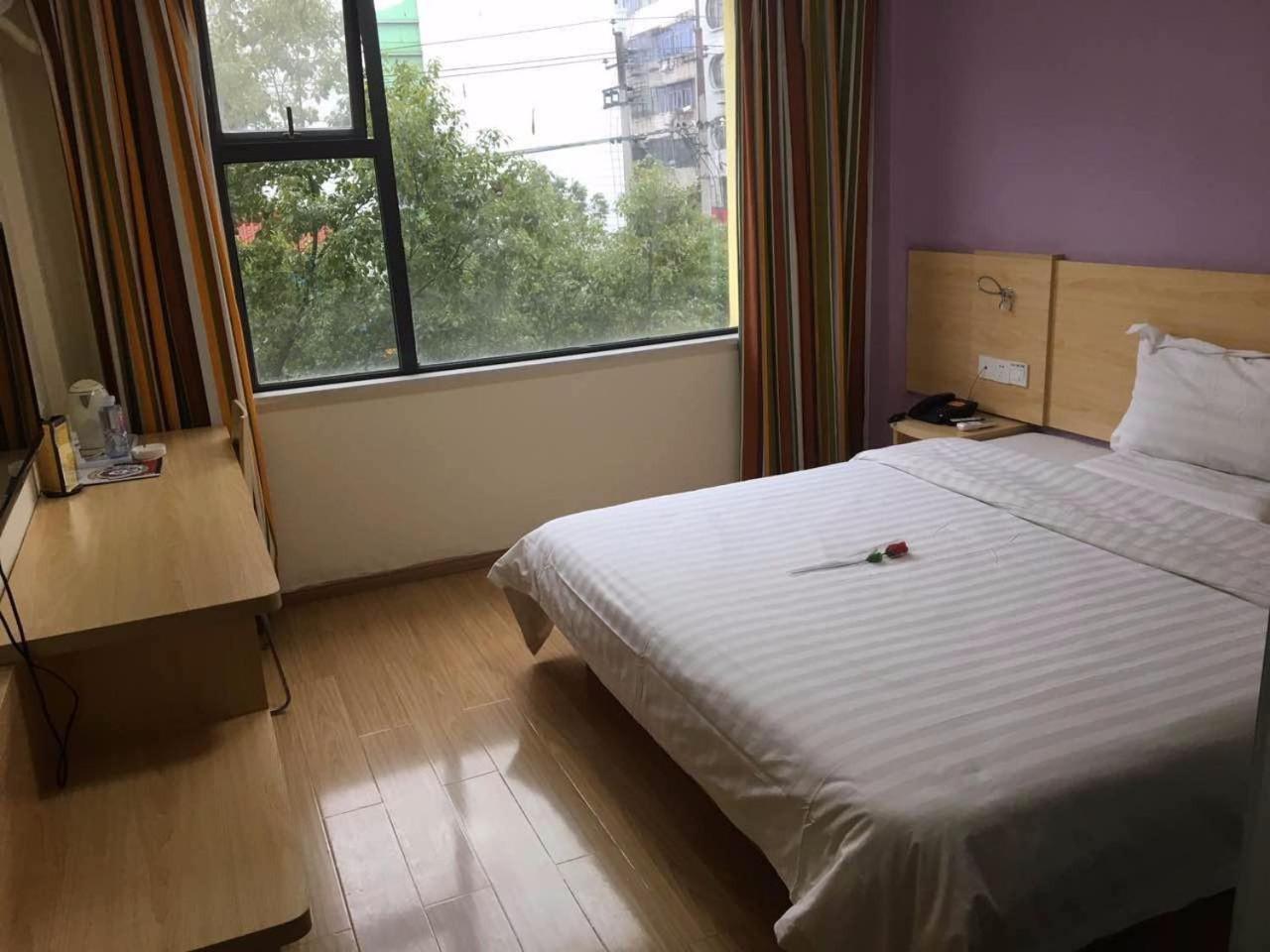 Comfortable Queen Room photo 2
