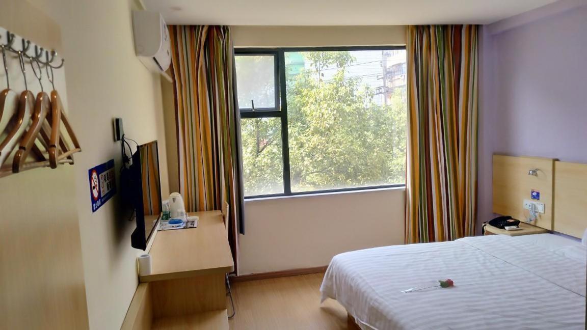 Business Queen Bed Room photo 2