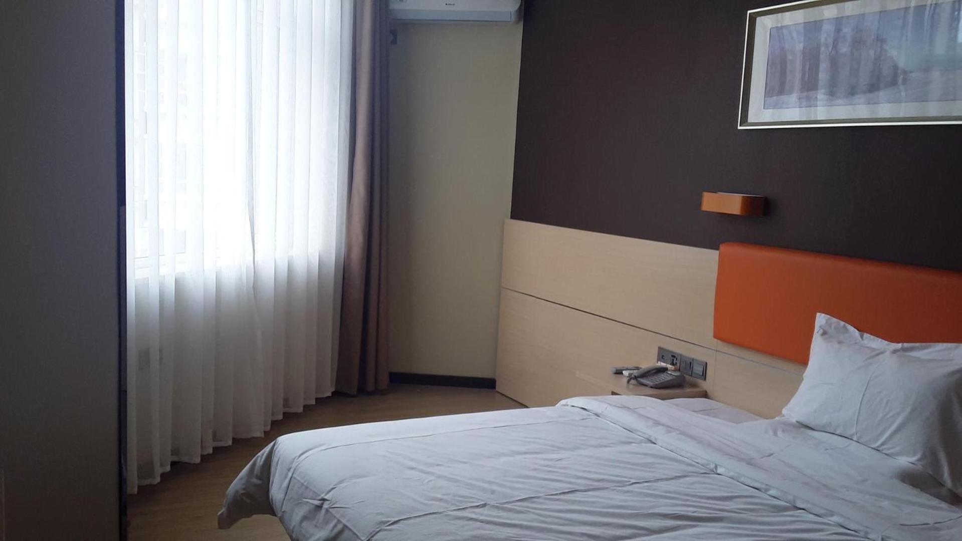 Premium Queen Room photo 2