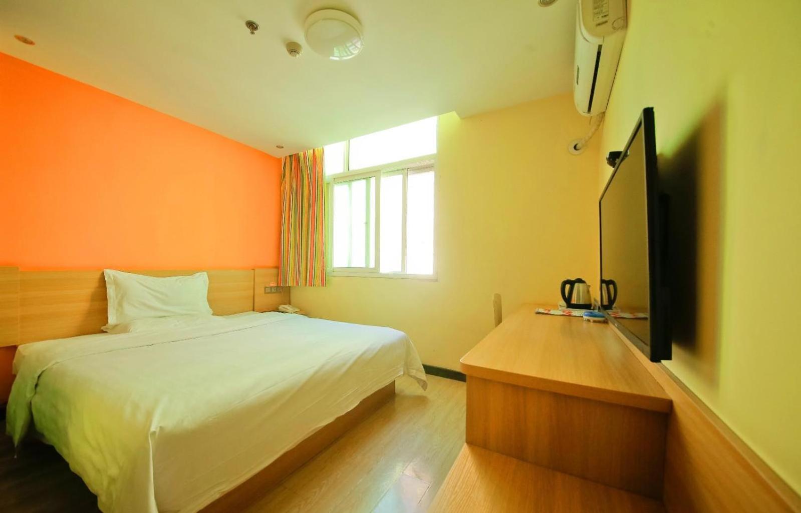 Comfortable Queen Room photo 2