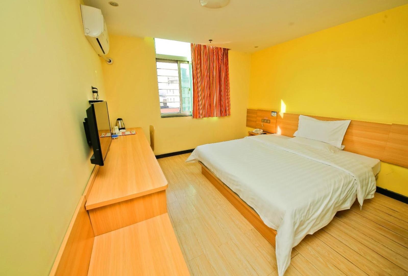 Comfortable Queen Room photo 3