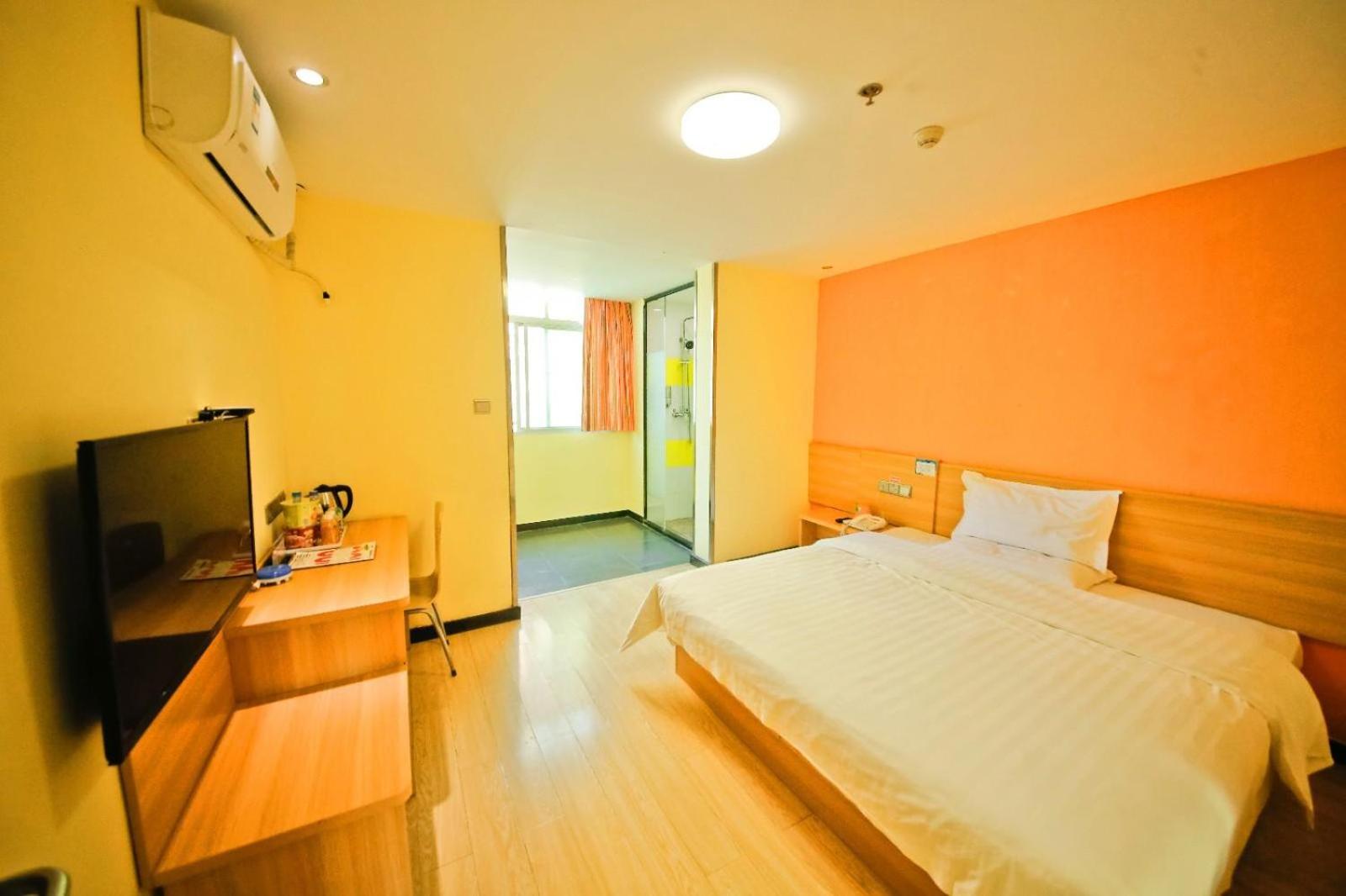 Business Queen Bed Room photo 1