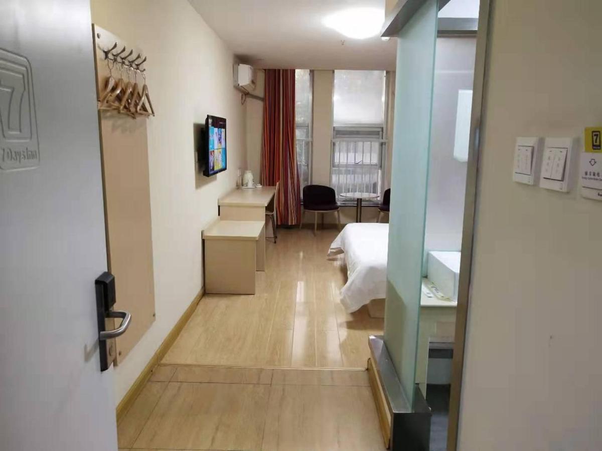 Comfortable Queen Room