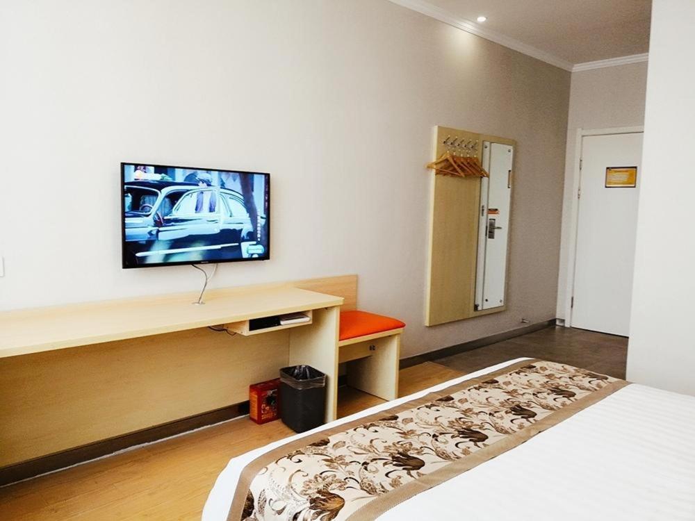Comfortable Queen Room