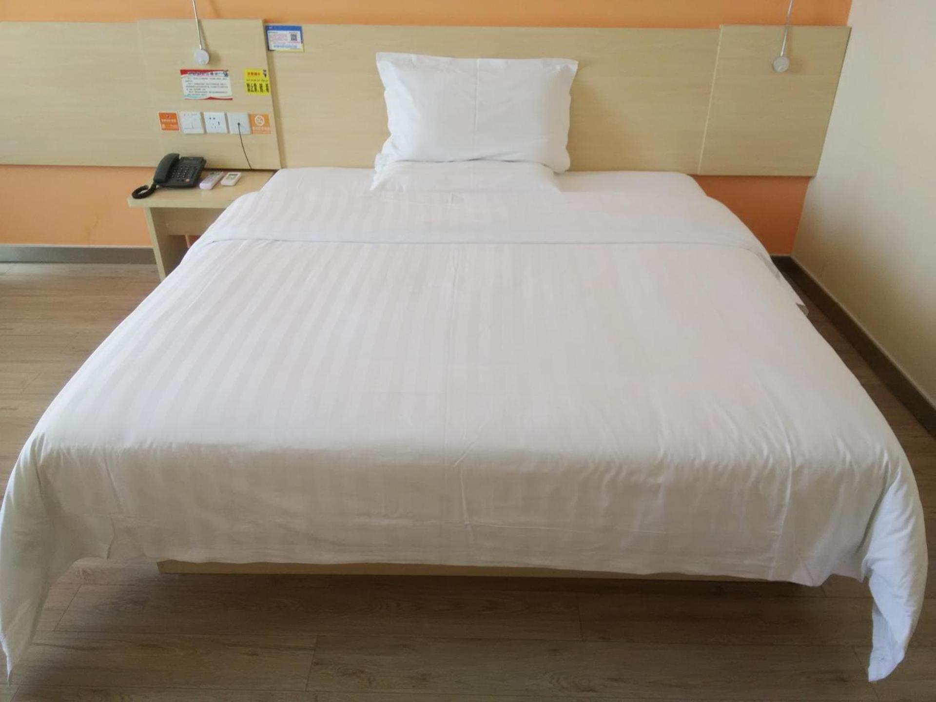 Comfortable Queen Room