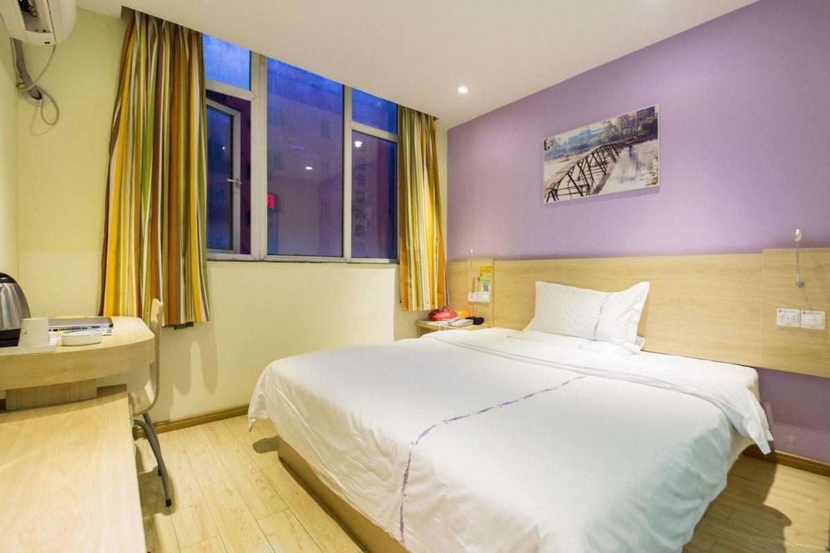 Comfortable Queen Room photo 1