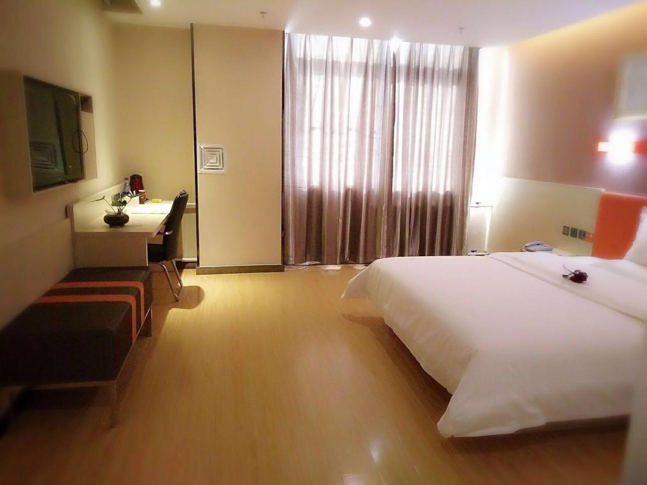 Premium Queen Room photo 2