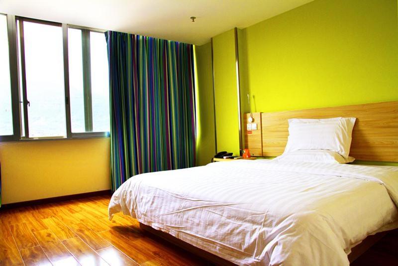 Comfortable Queen Room photo 1