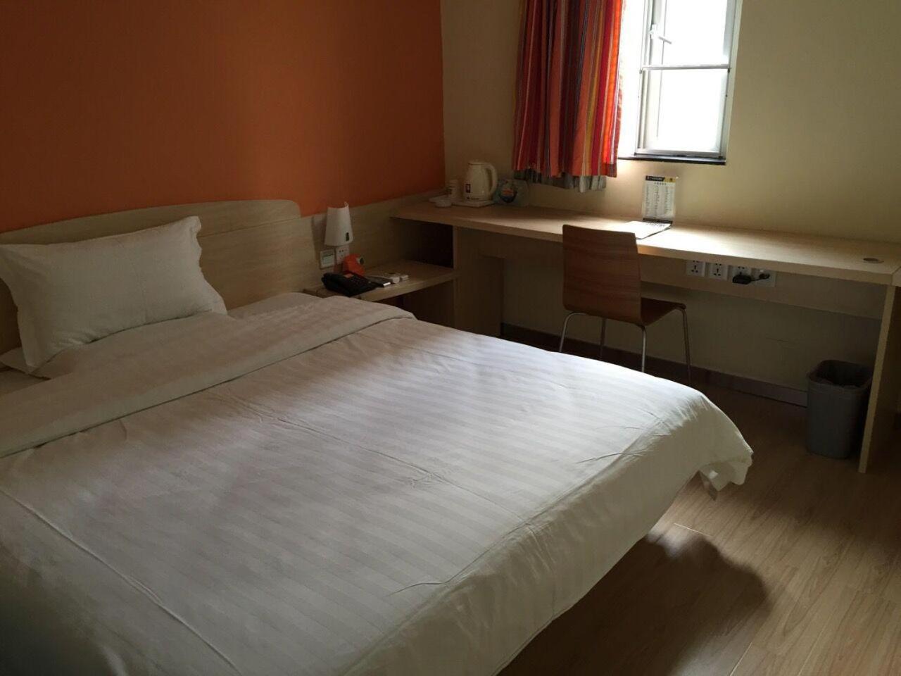 Comfortable Queen Room photo 1