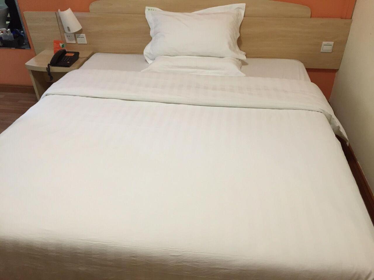 Comfortable Queen Room photo 2