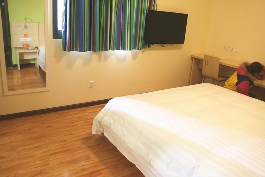 Business Queen Bed Room photo 2