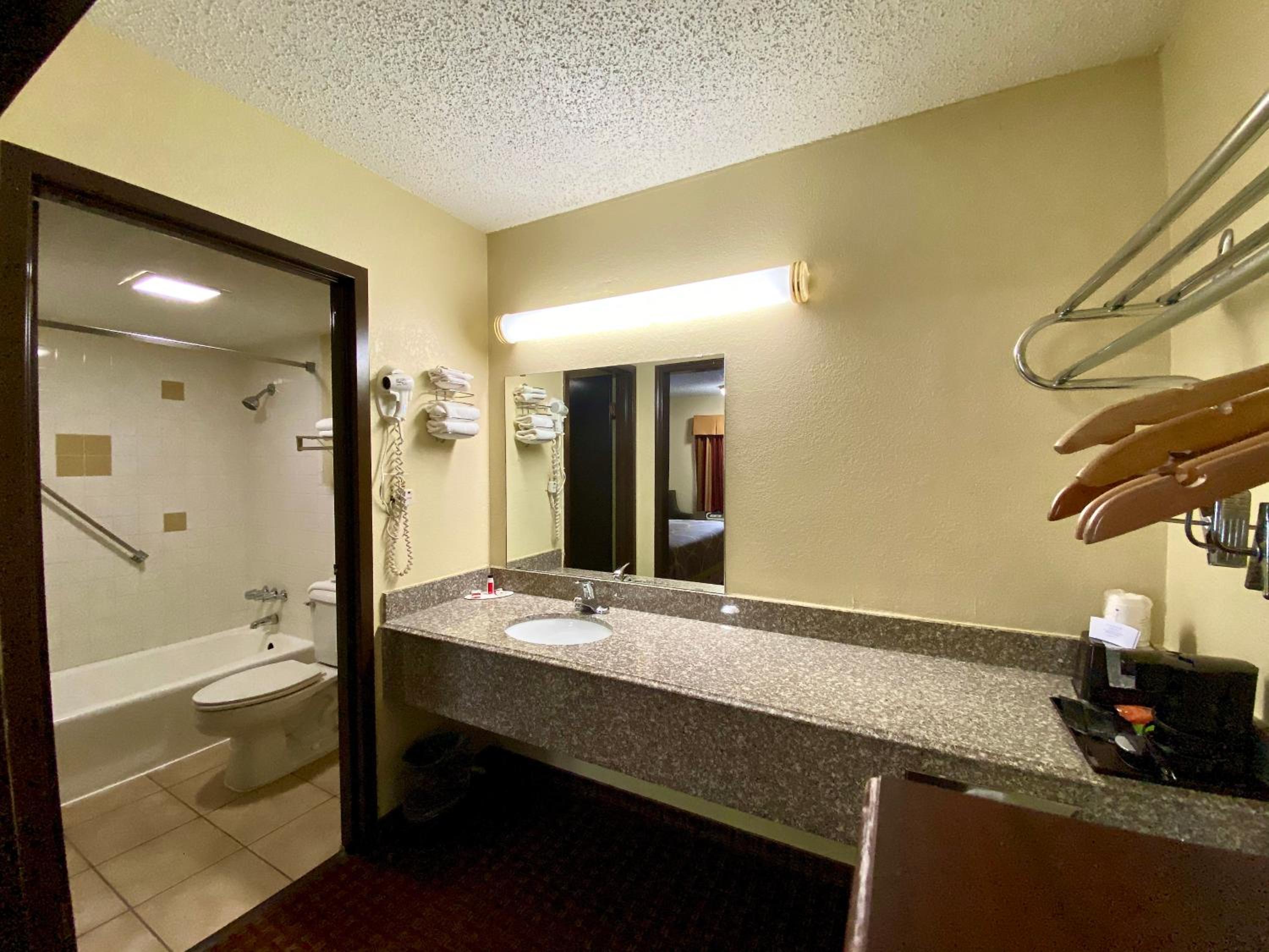 Standard King Room - Smoking photo 3