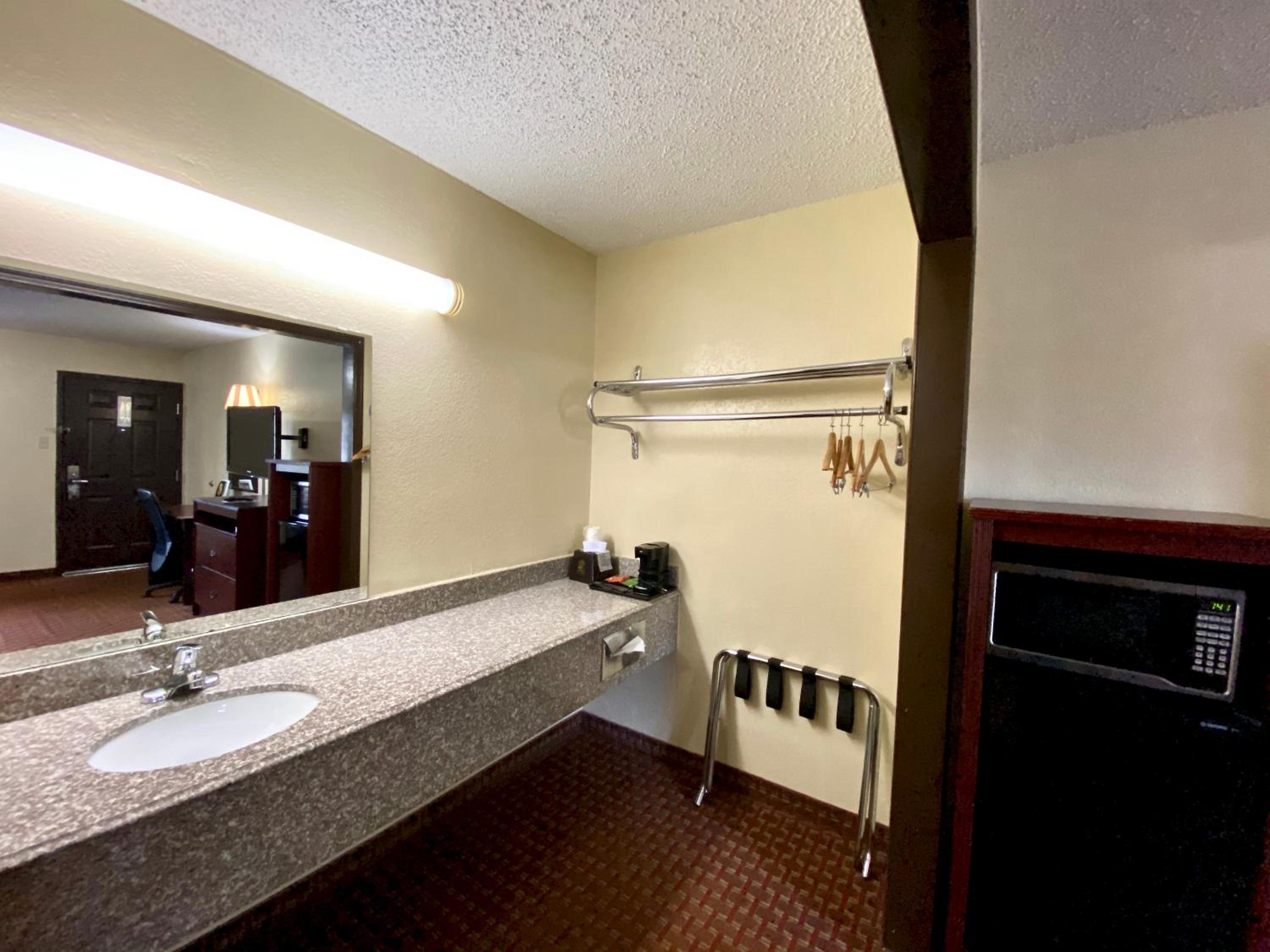 Standard King Room - Smoking photo 2