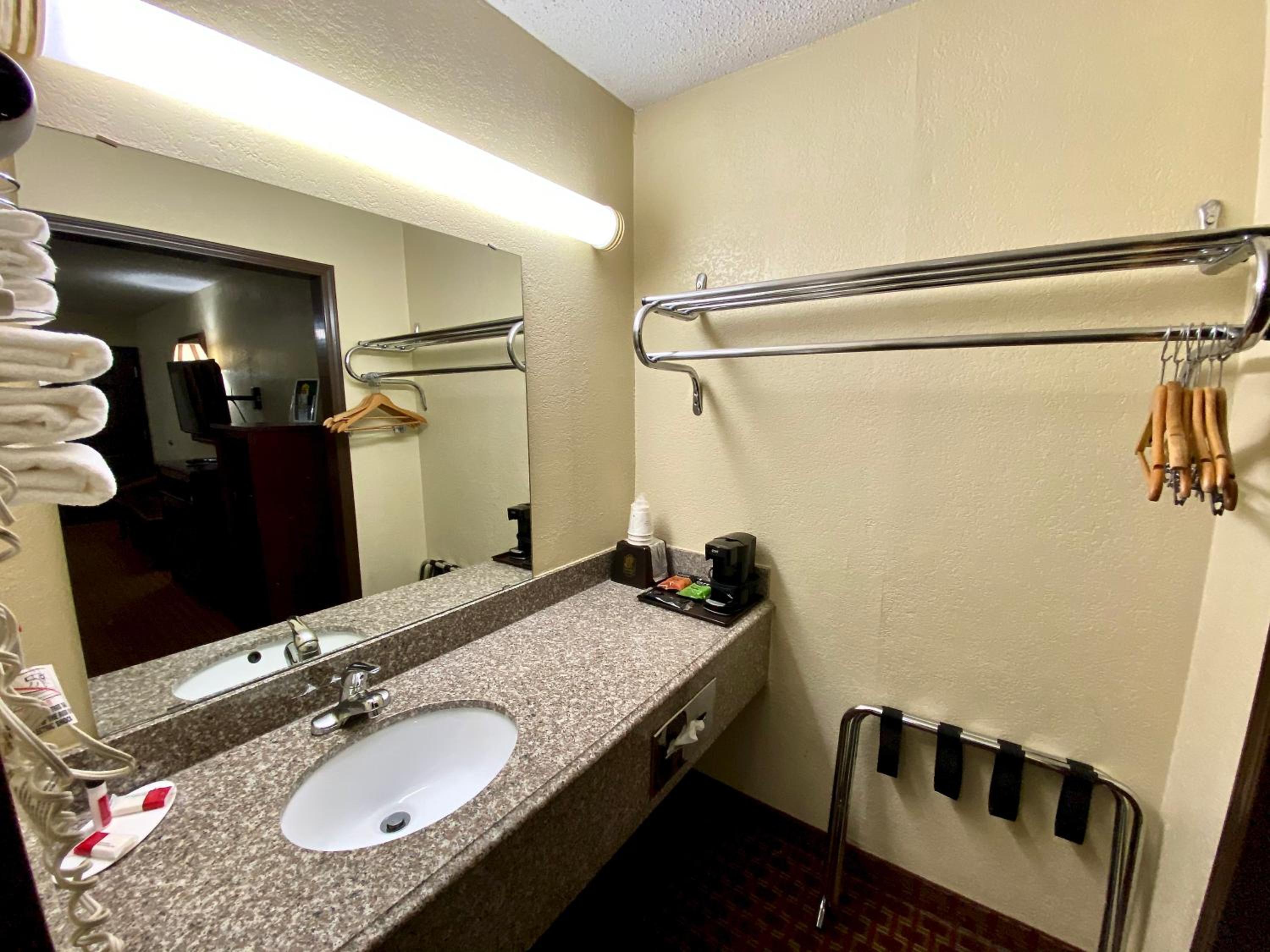 King Room - Non-Smoking photo 3
