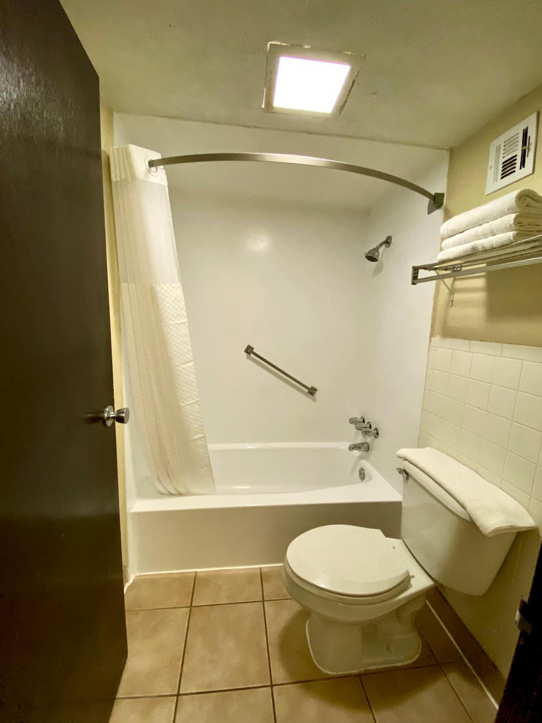 King Room - Non-Smoking photo 3