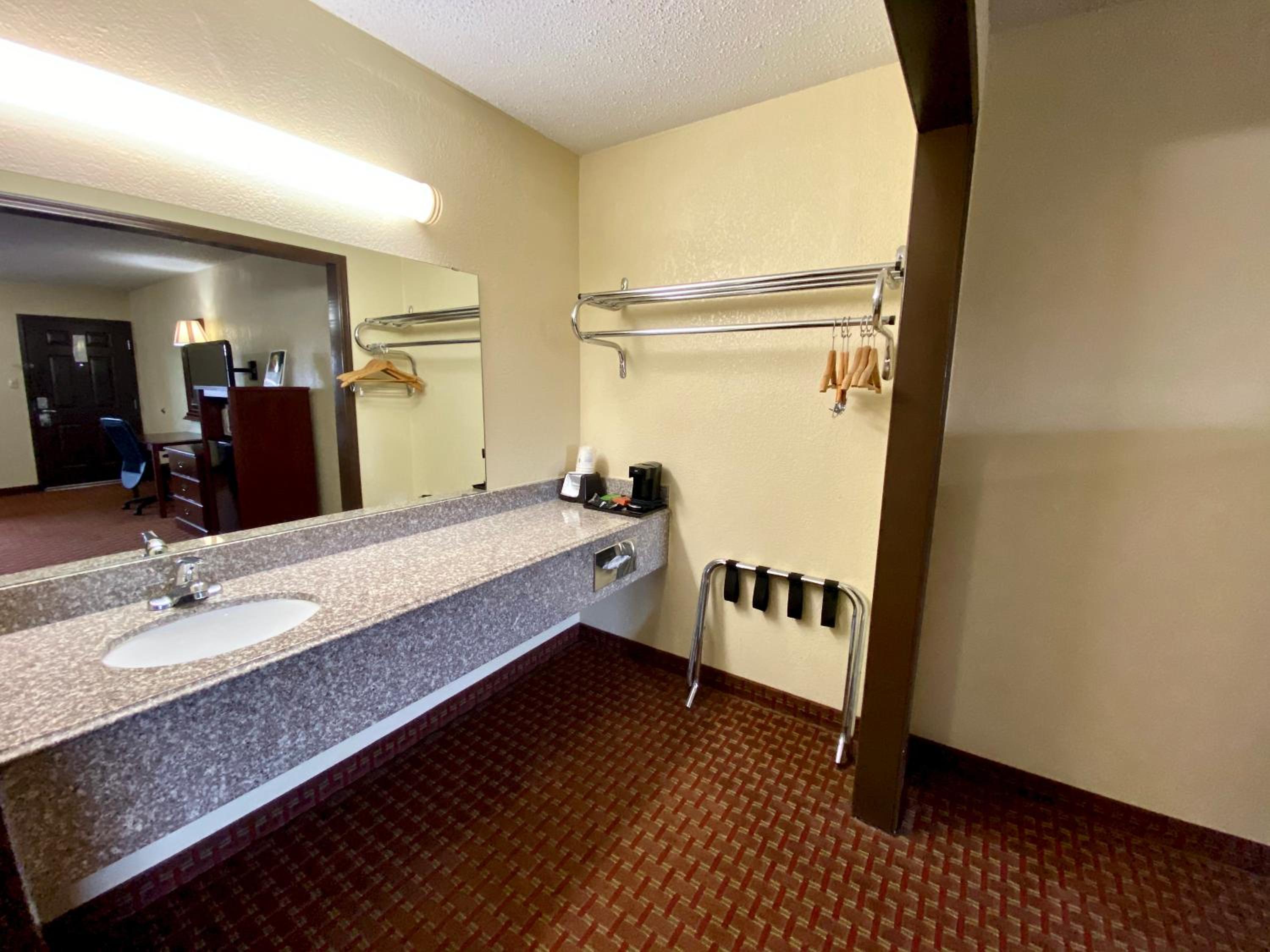 Queen Room with Two Queen Beds - Non-Smoking photo 3