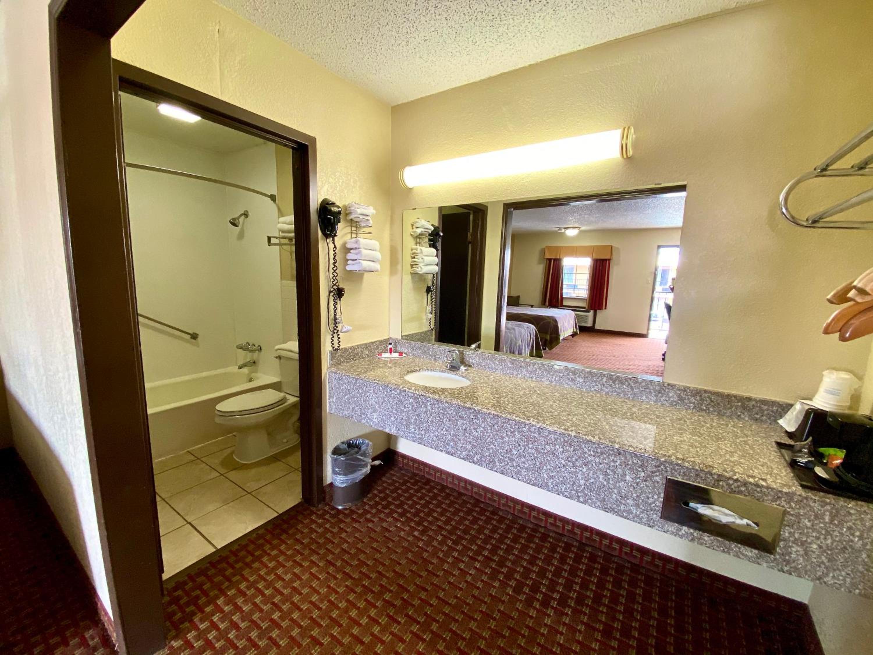 Queen Room with Two Queen Beds - Smoking photo 3