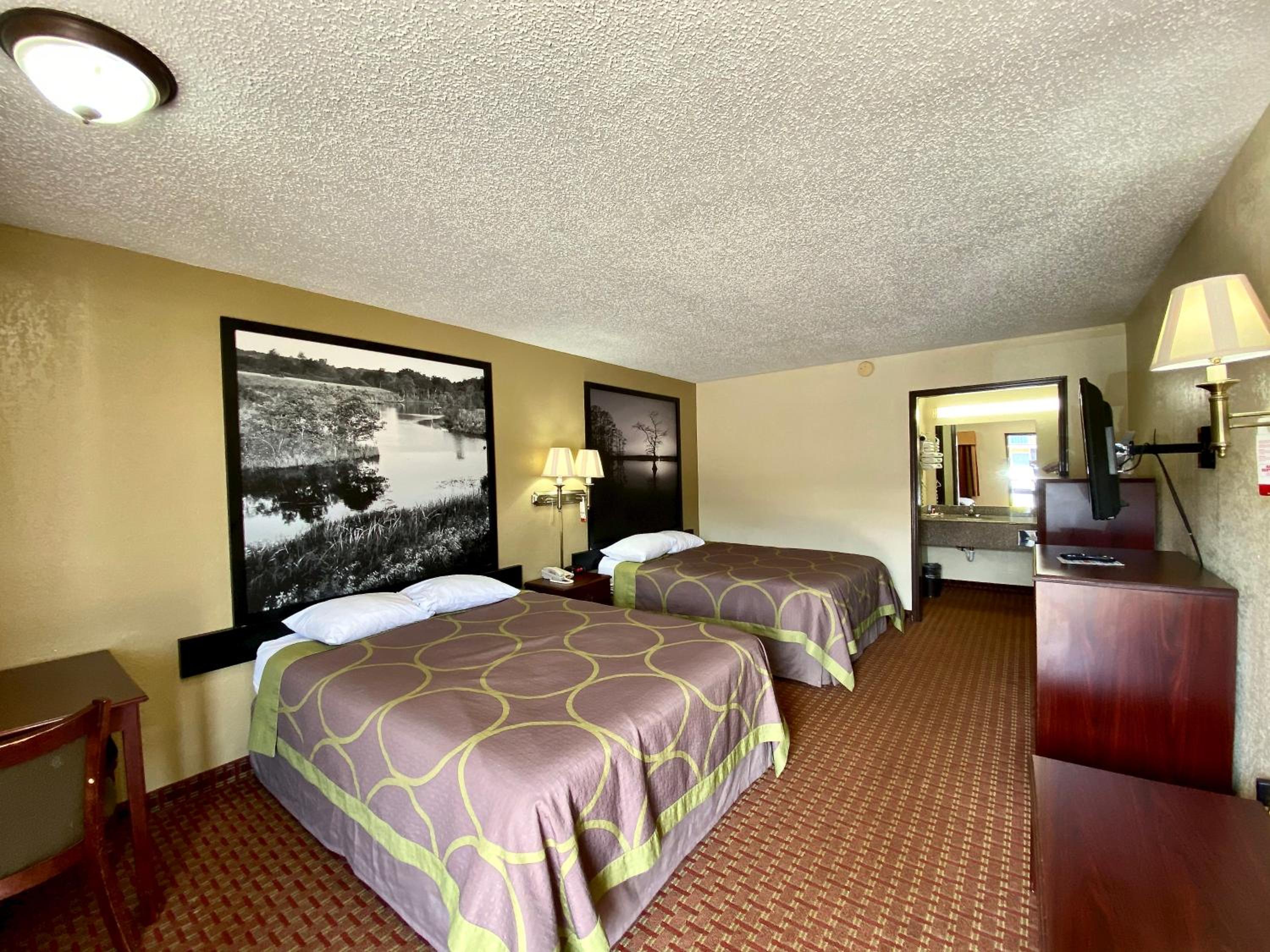 Queen Room with Two Queen Beds - Non-Smoking photo 2