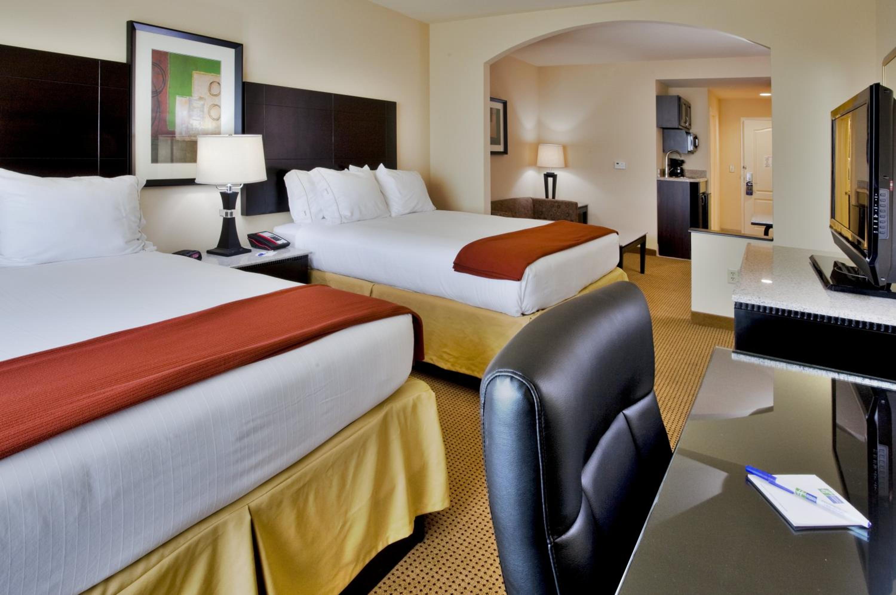 Queen Suite with Two Queen Beds and Additional Living Area