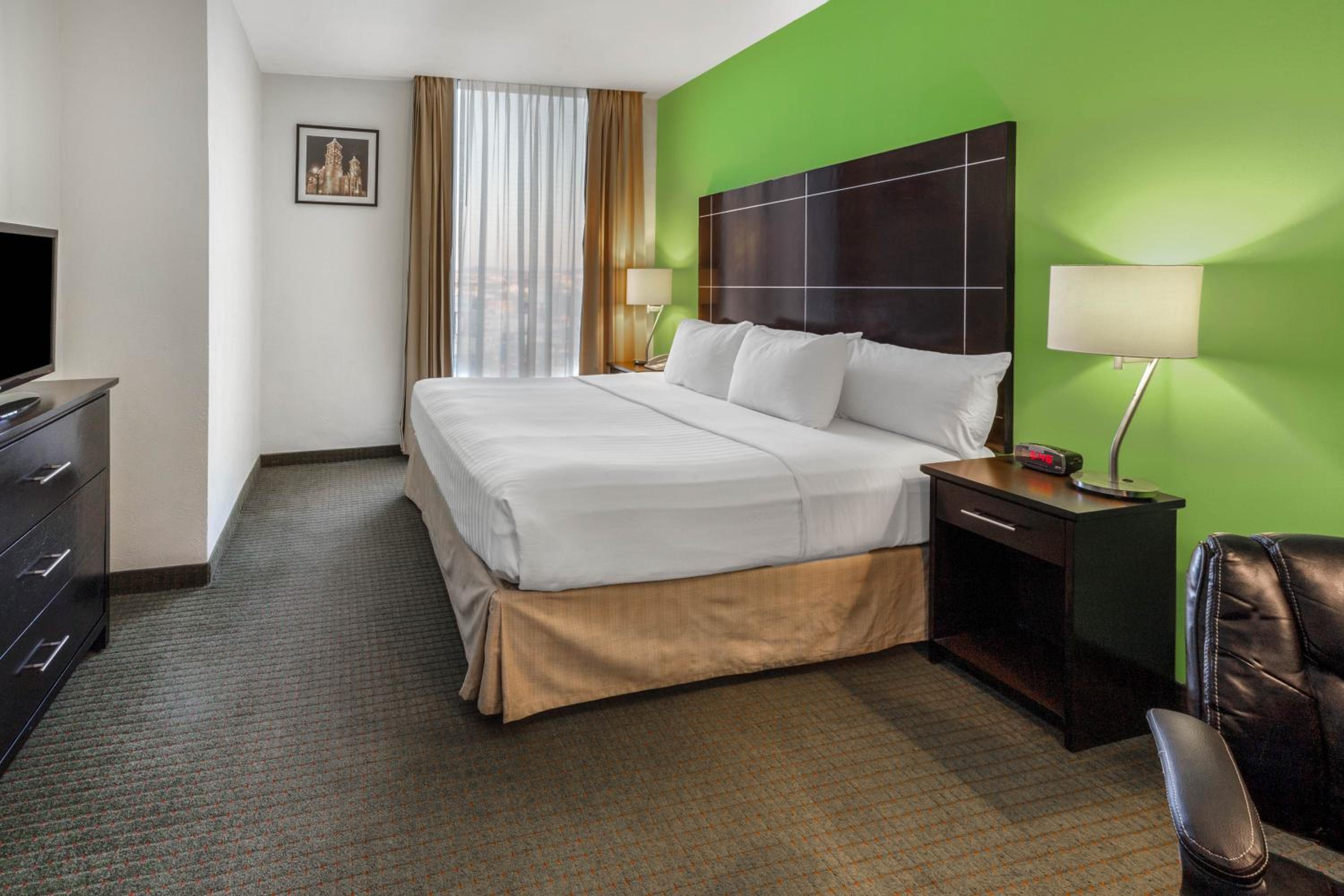 King Room - Non-Smoking - Photo 1