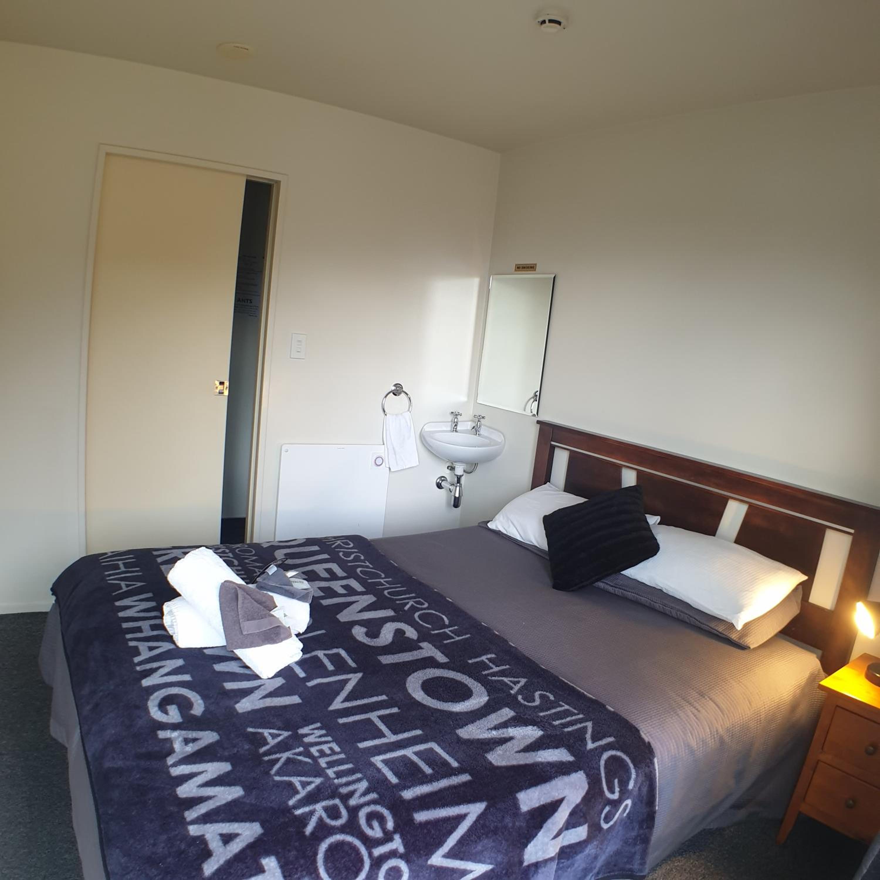 Queen Room with Private Bathroom photo 1