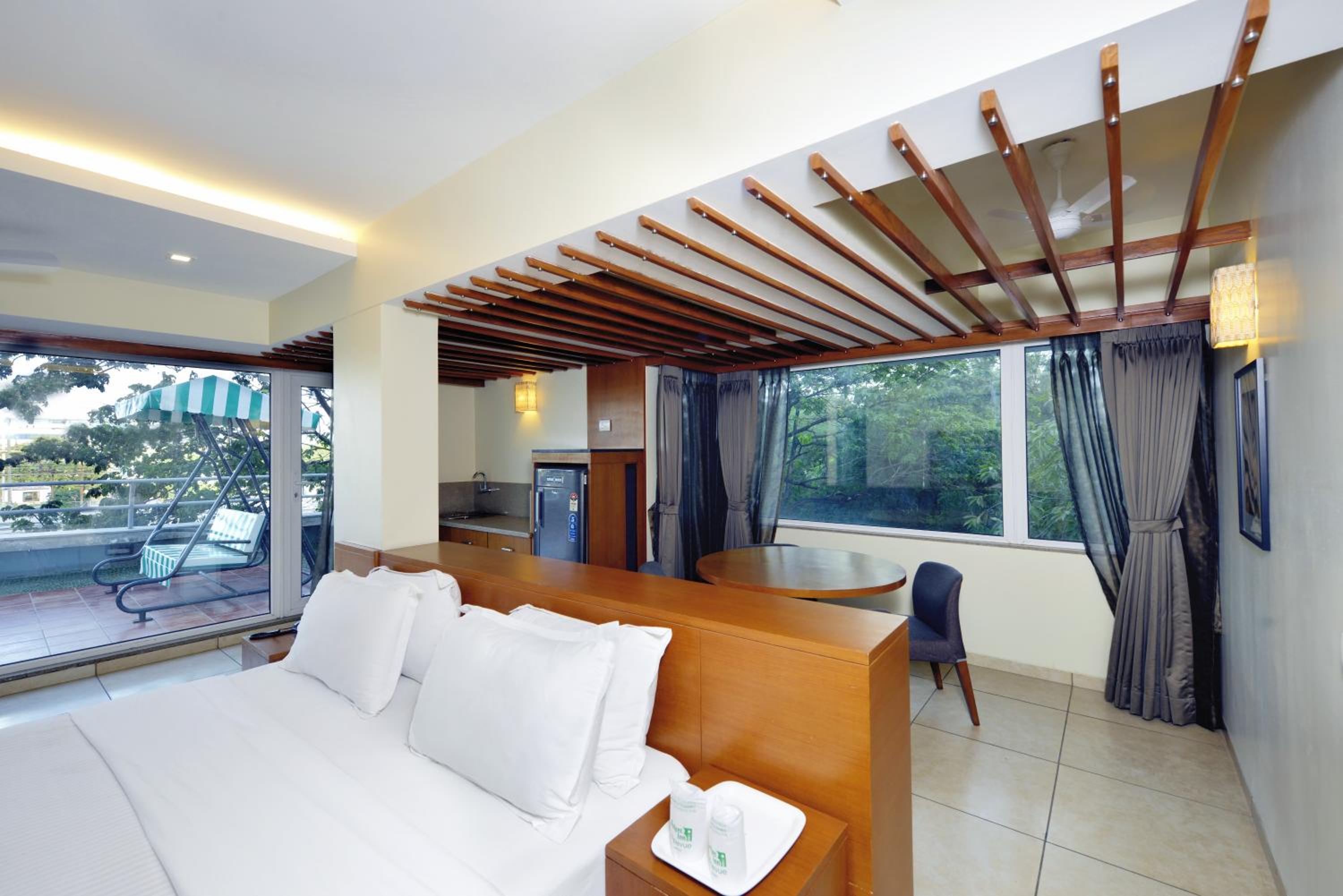 King Room with Balcony - Photo 4