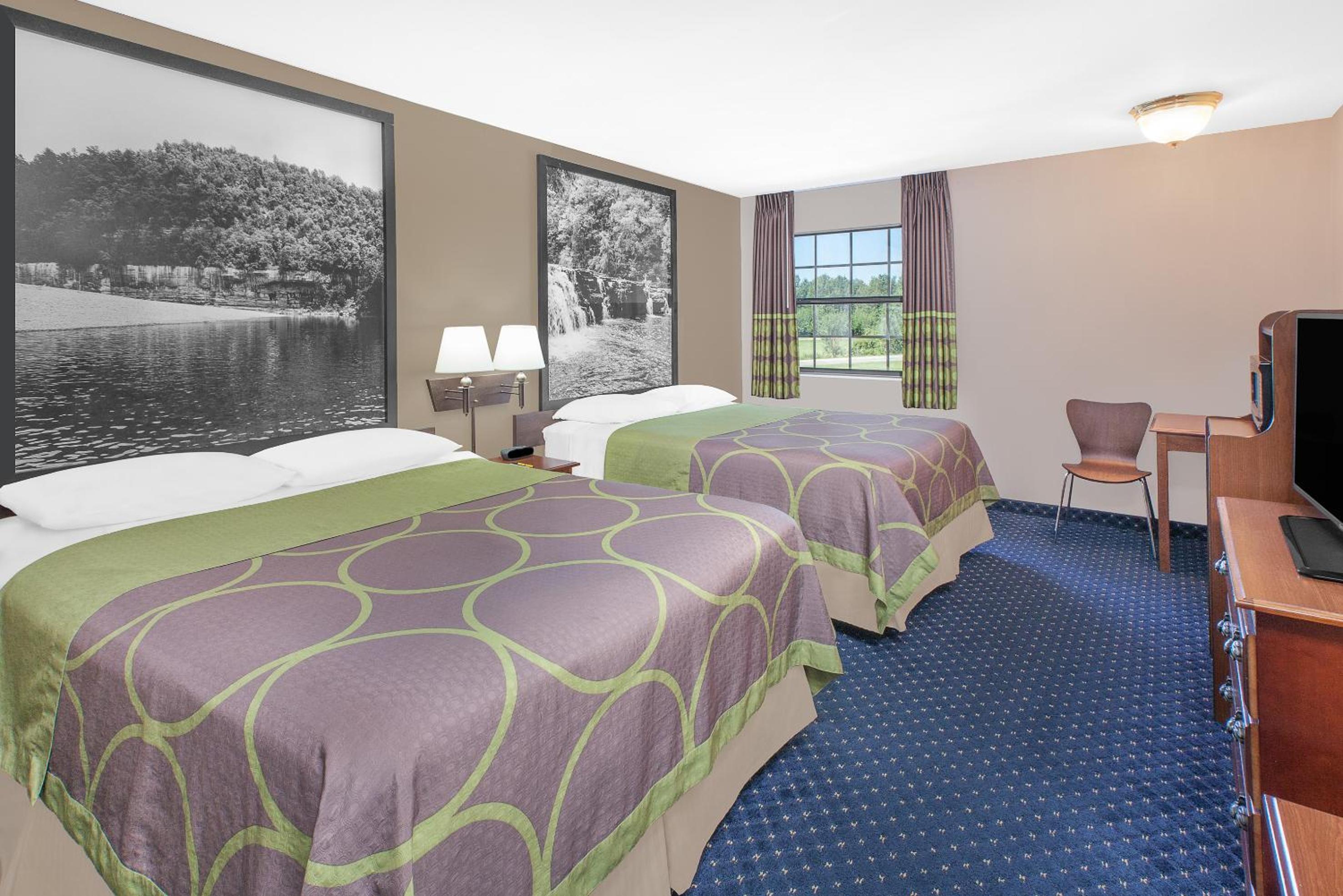 Queen Room with Two Queen Beds - Non-Smoking - Photo 1