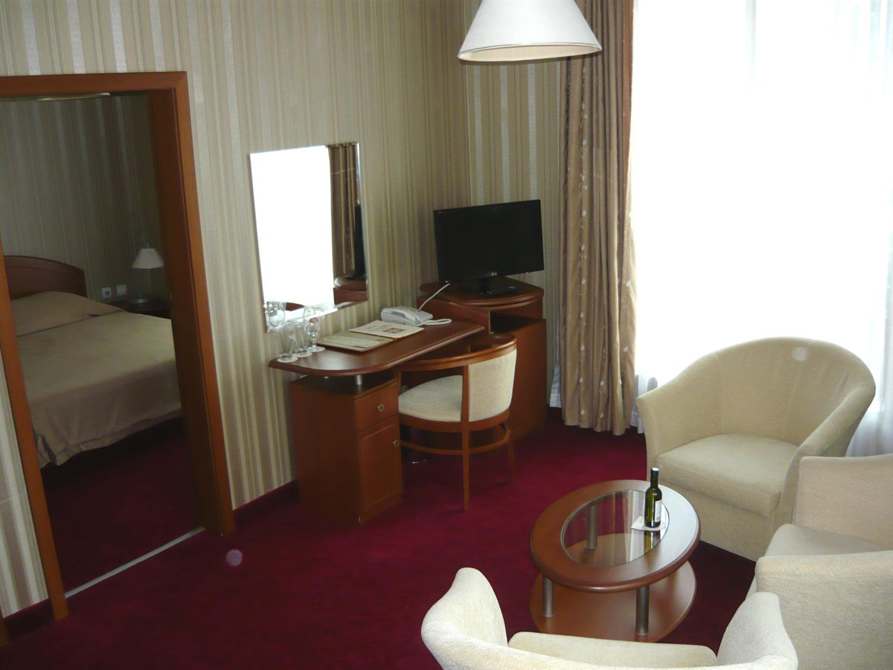 One-Bedroom Suite with Bath photo 2