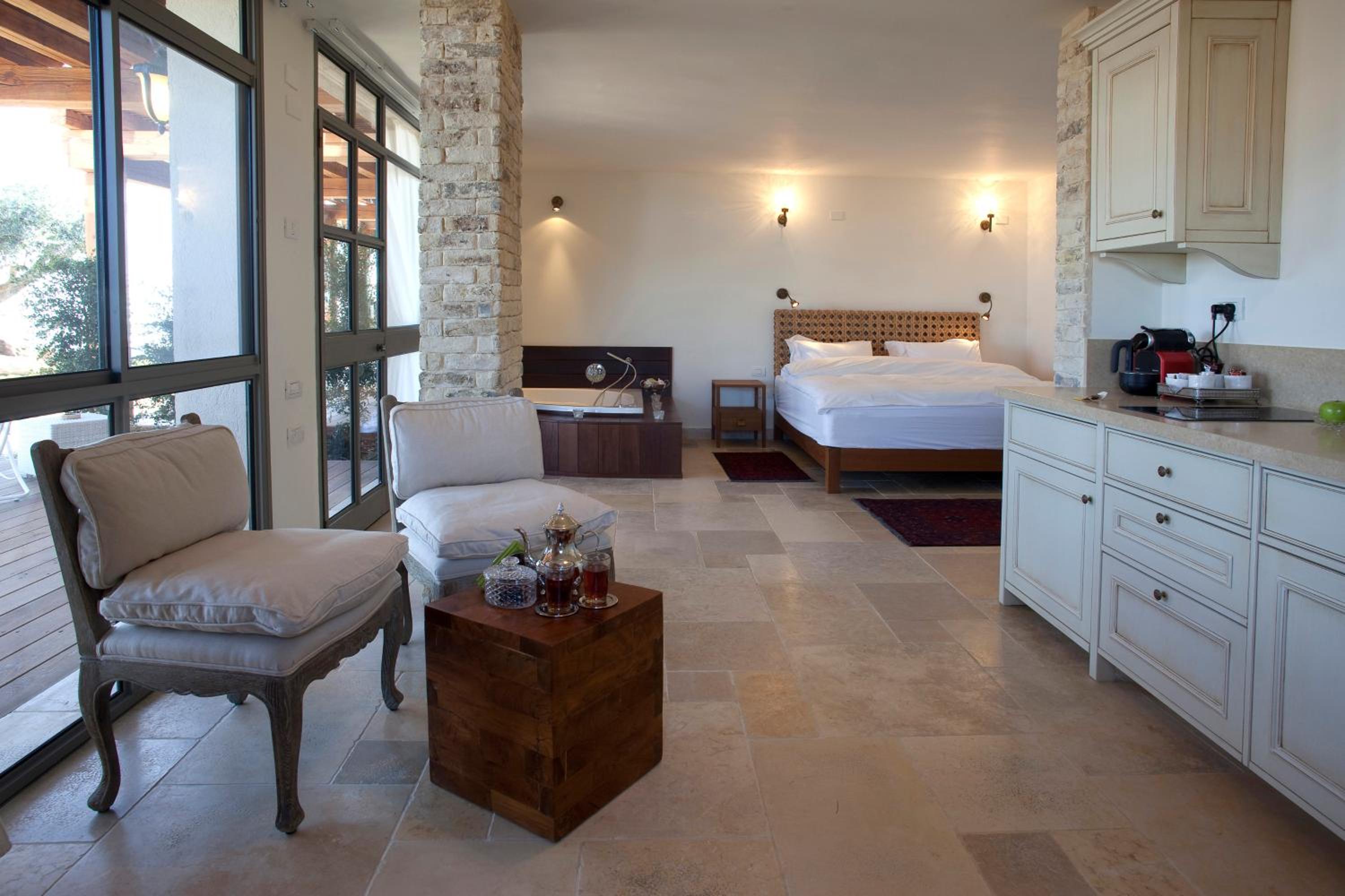 Classic Suite with Mountain View photo 2