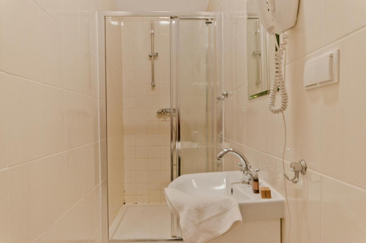 Deluxe Double Room - Photo 26
