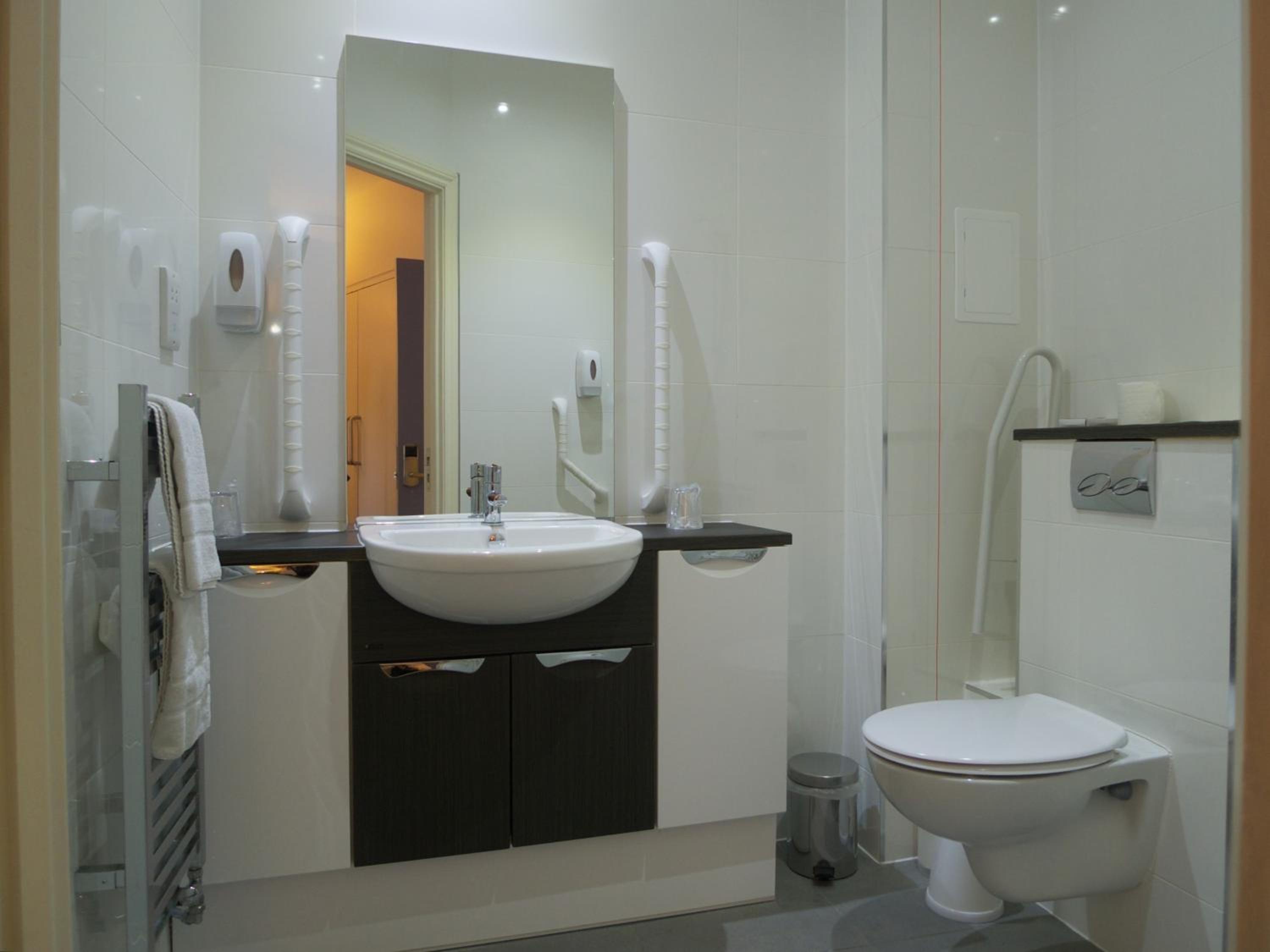 Superior Twin Room thumbnail 6