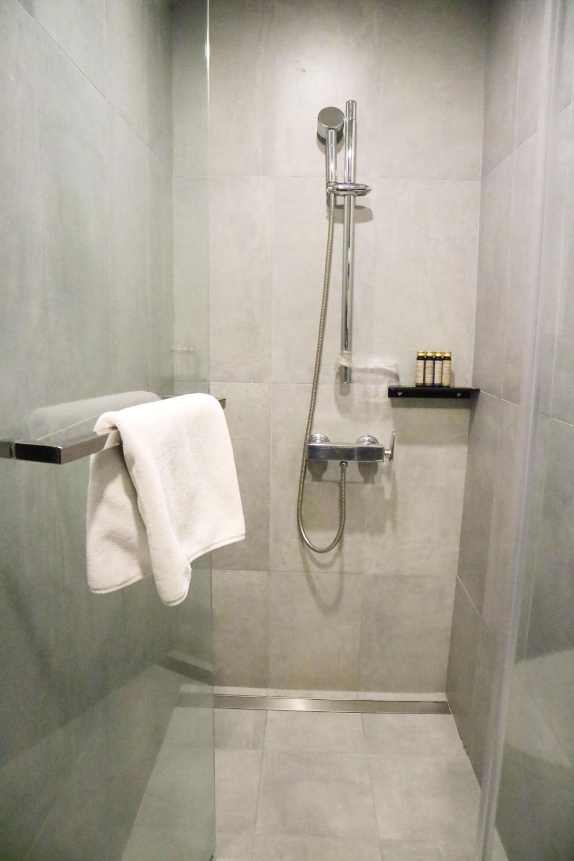 Standard Double Room - Photo 11