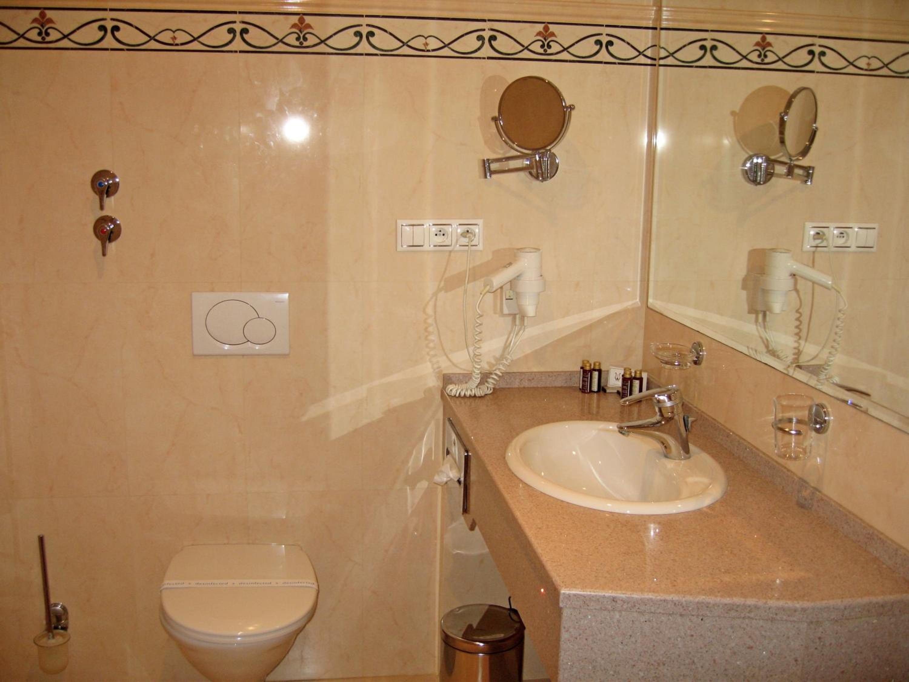 Triple Room thumbnail 5
