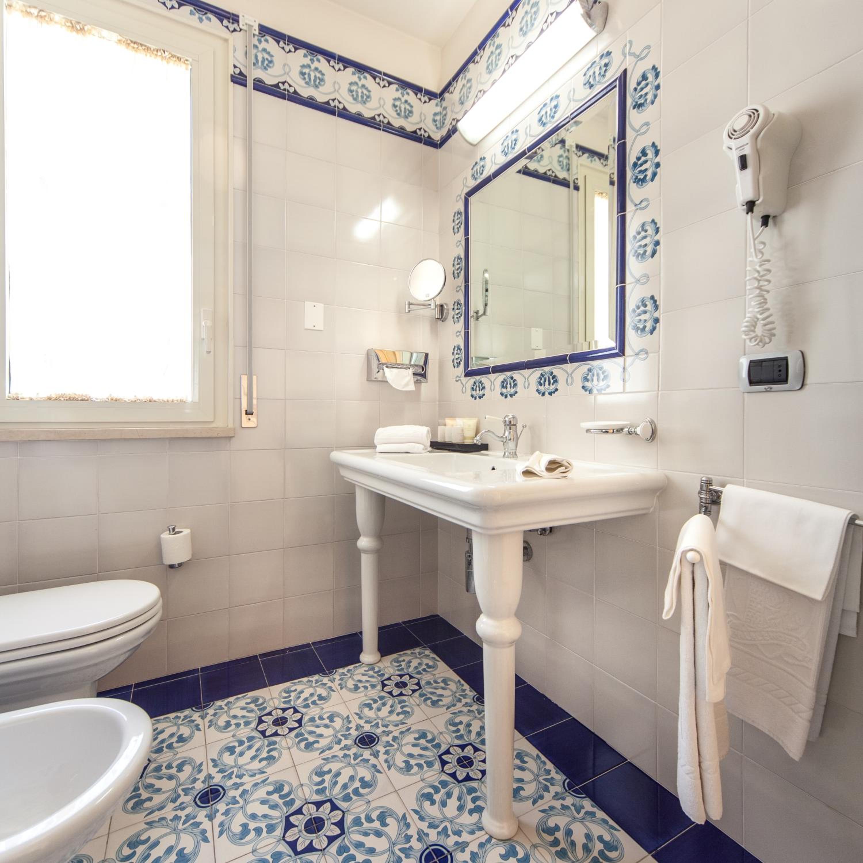 Classic Double or Twin Room with Sea View - Photo 7