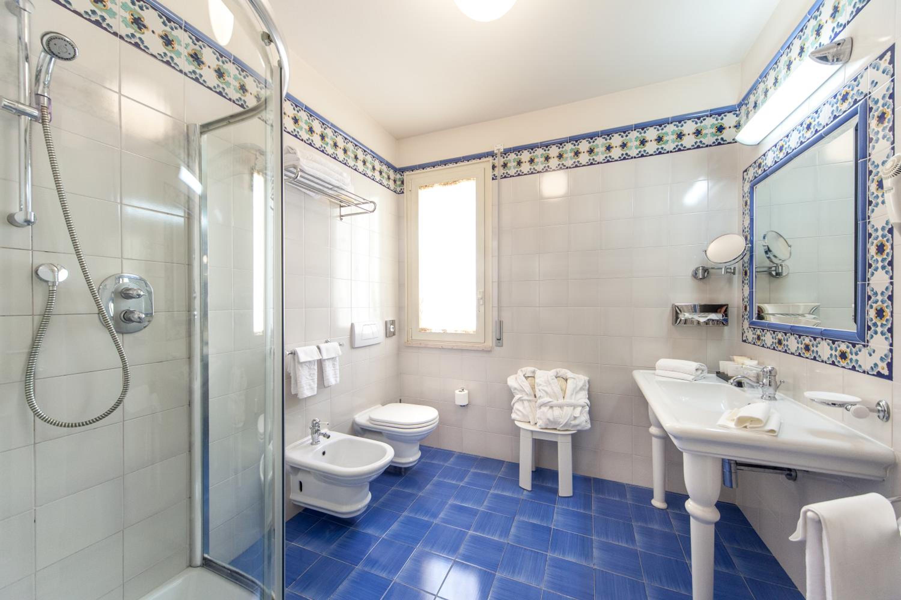 Deluxe Triple Room with Sea View - Photo 3