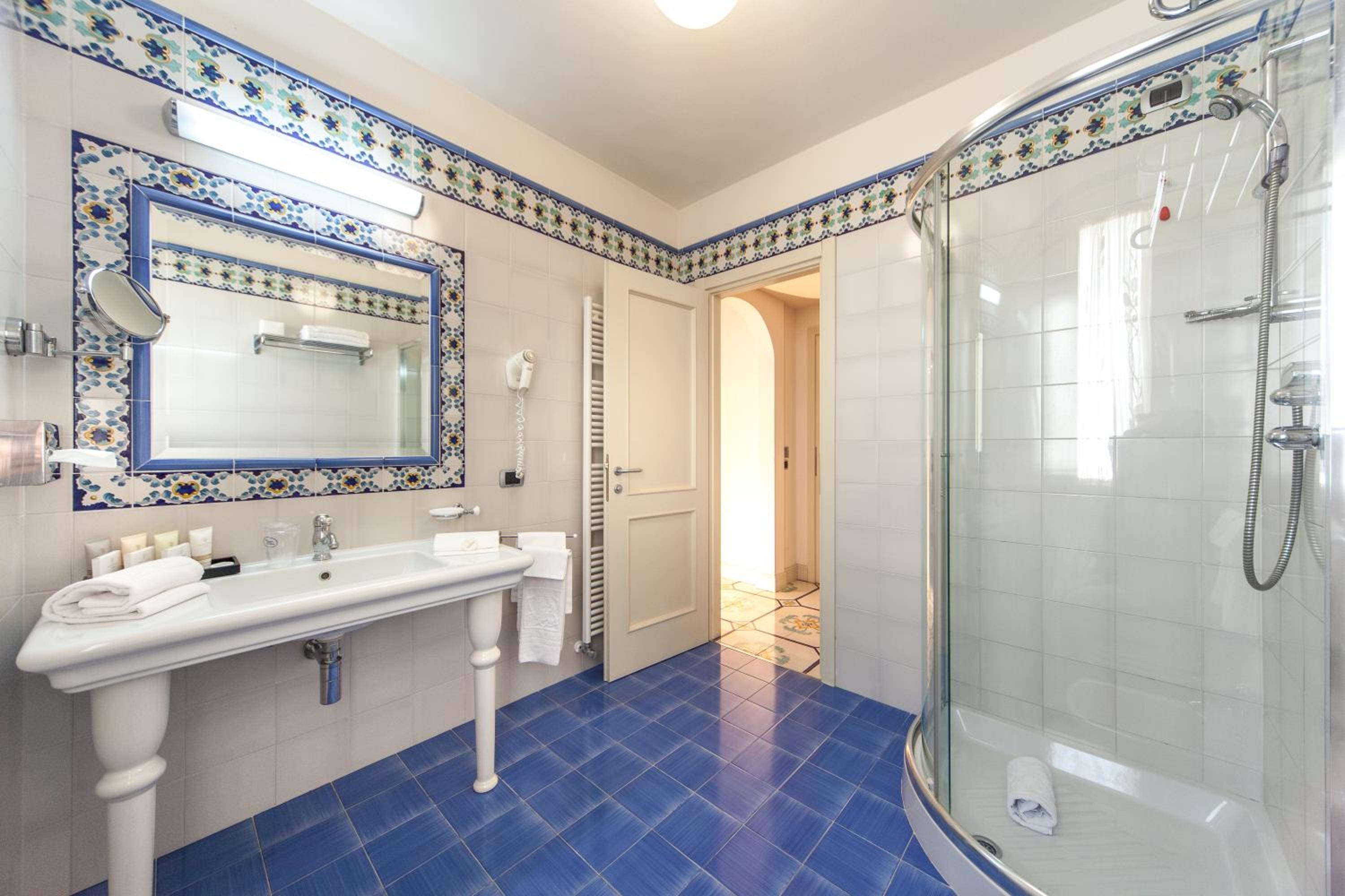 Deluxe Triple Room with Sea View - Photo 2