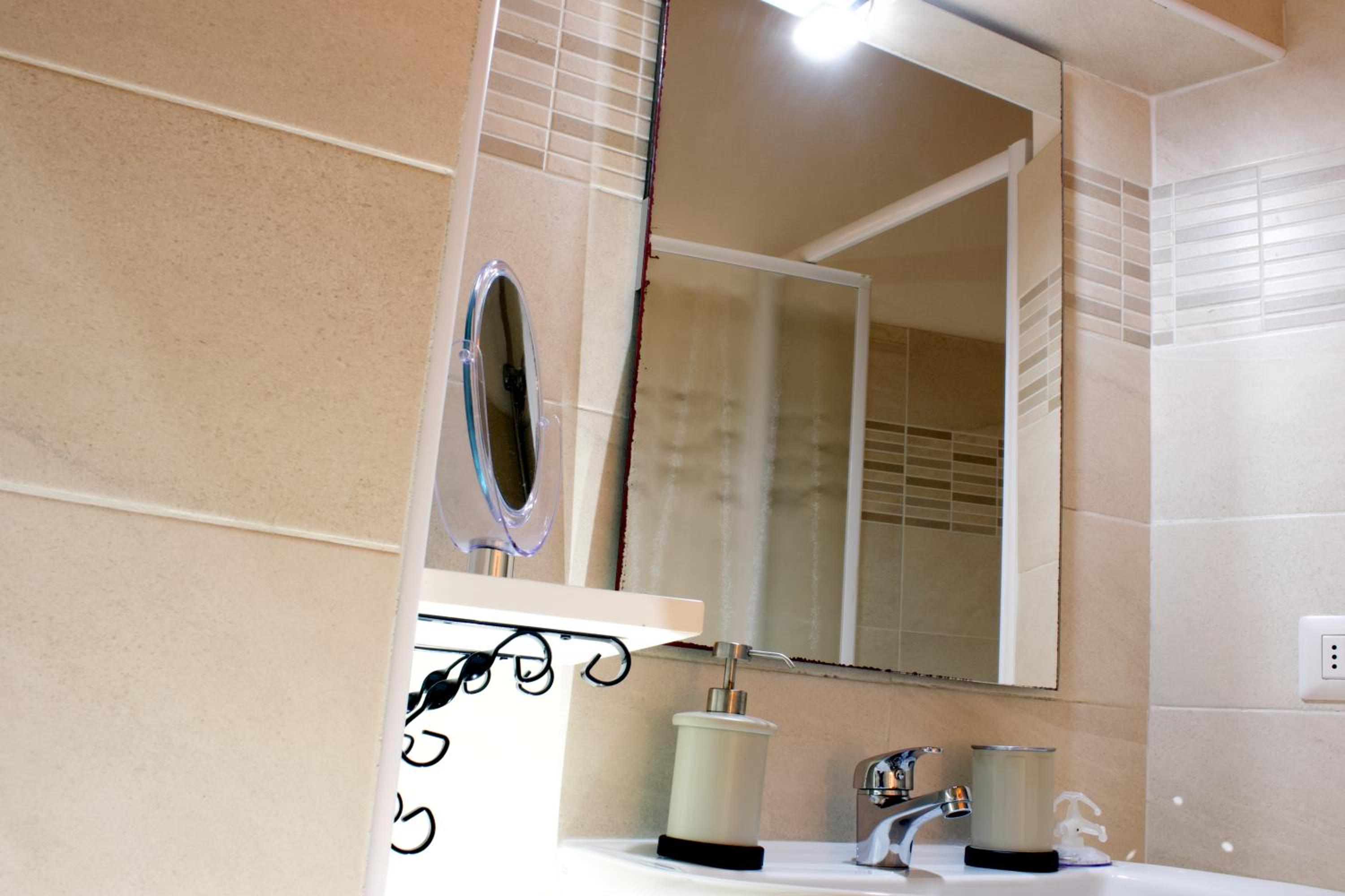 Double Room with Private Bathroom - Photo 4