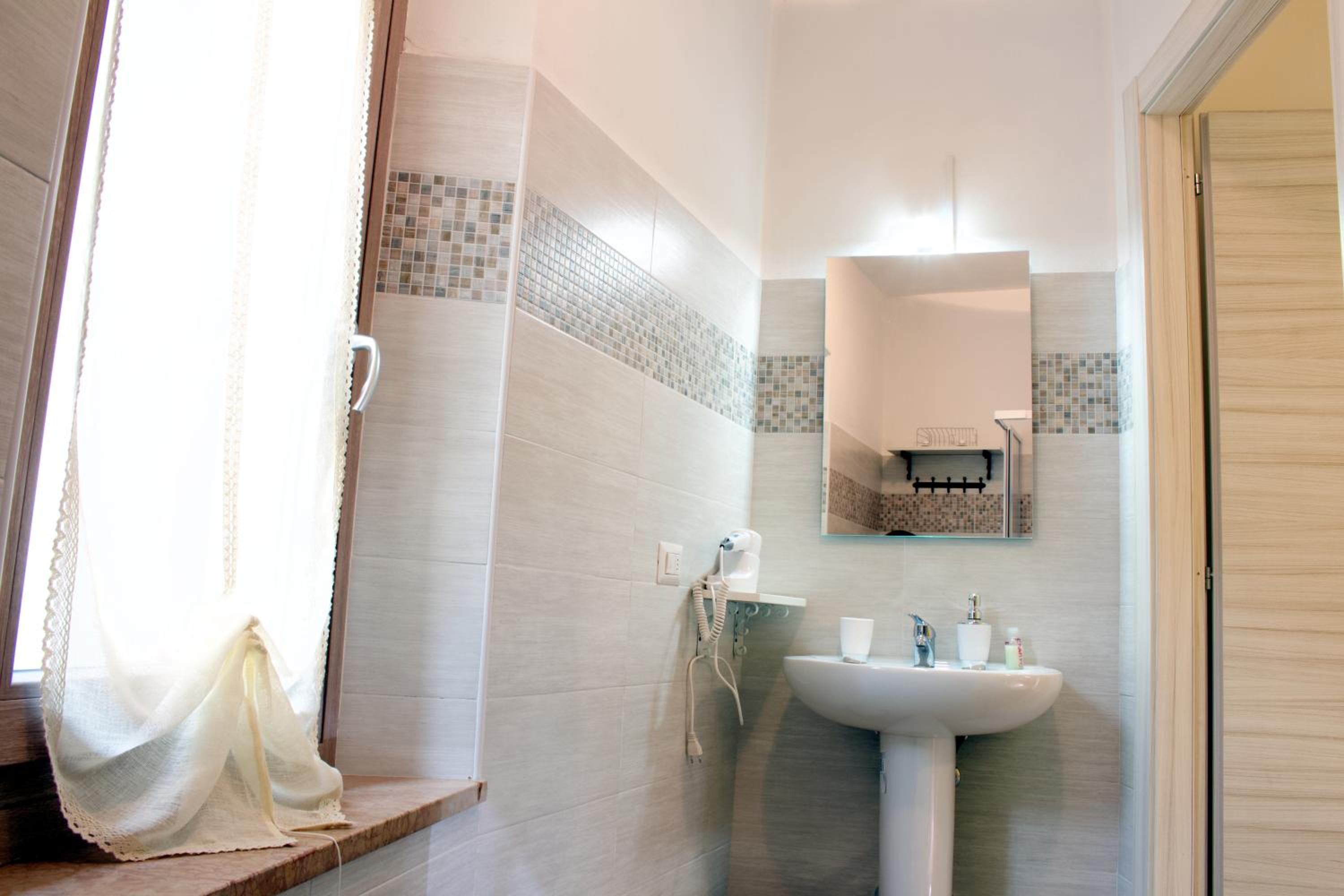 Double Room with Private Bathroom - Photo 8