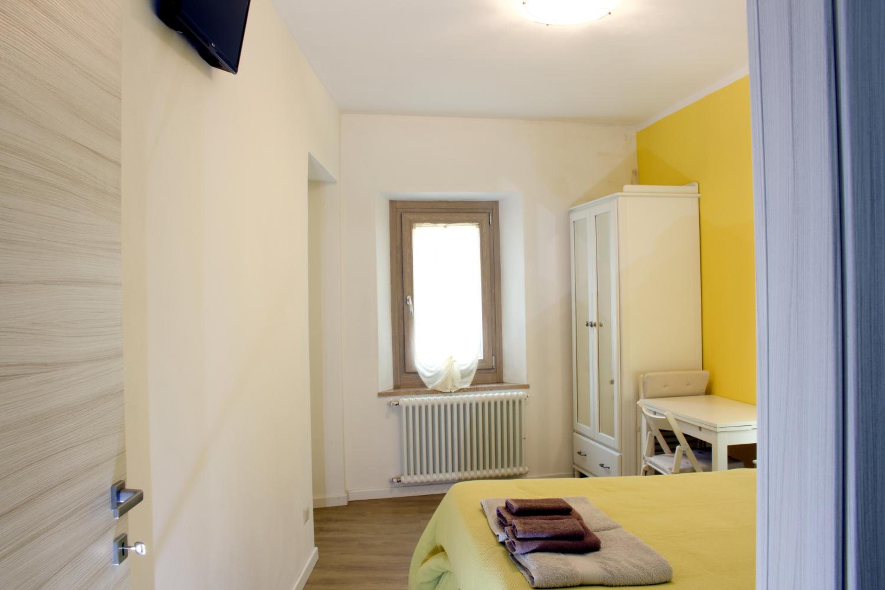 Double Room with Private Bathroom - Photo 11