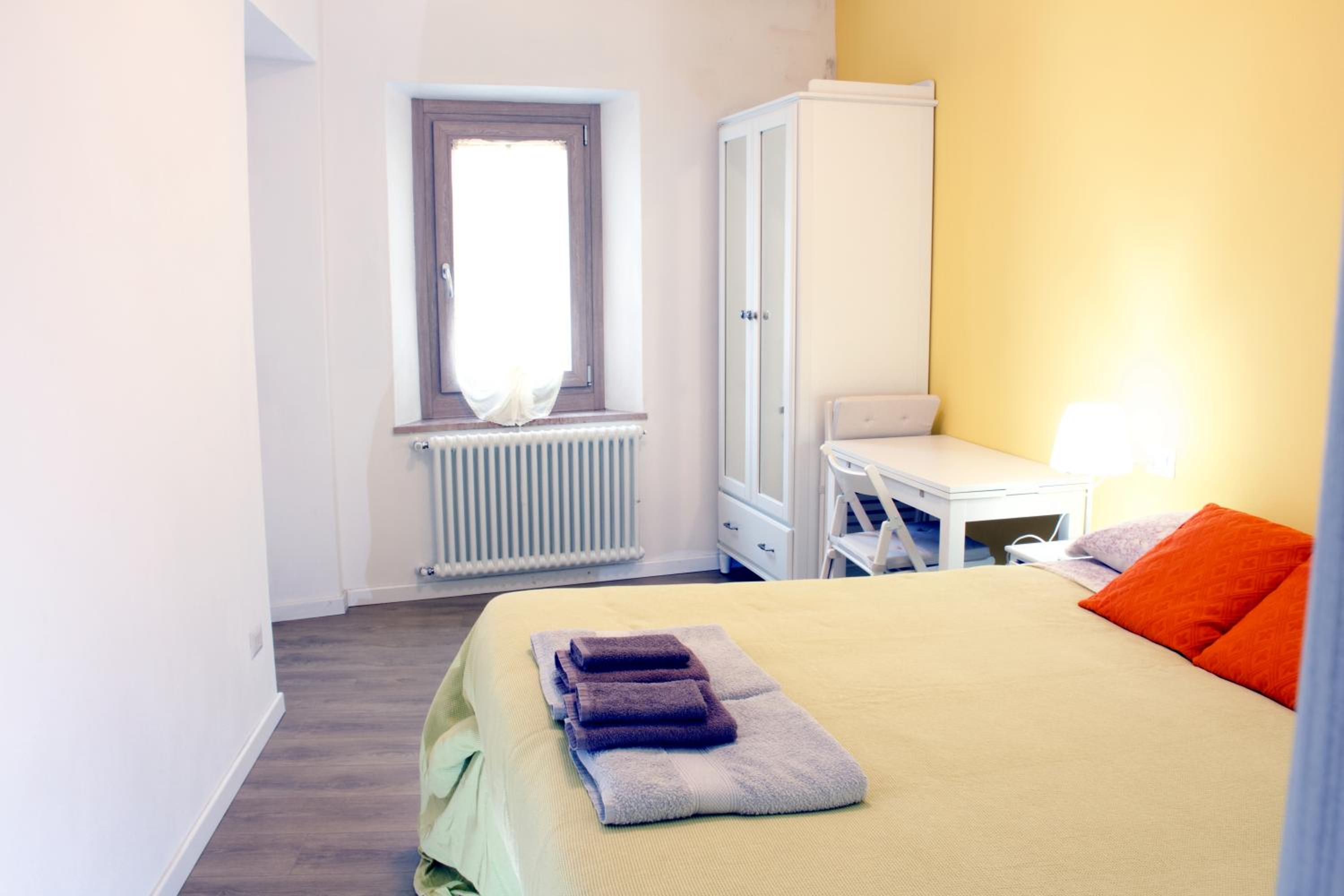 Double Room with Private Bathroom - Photo 12