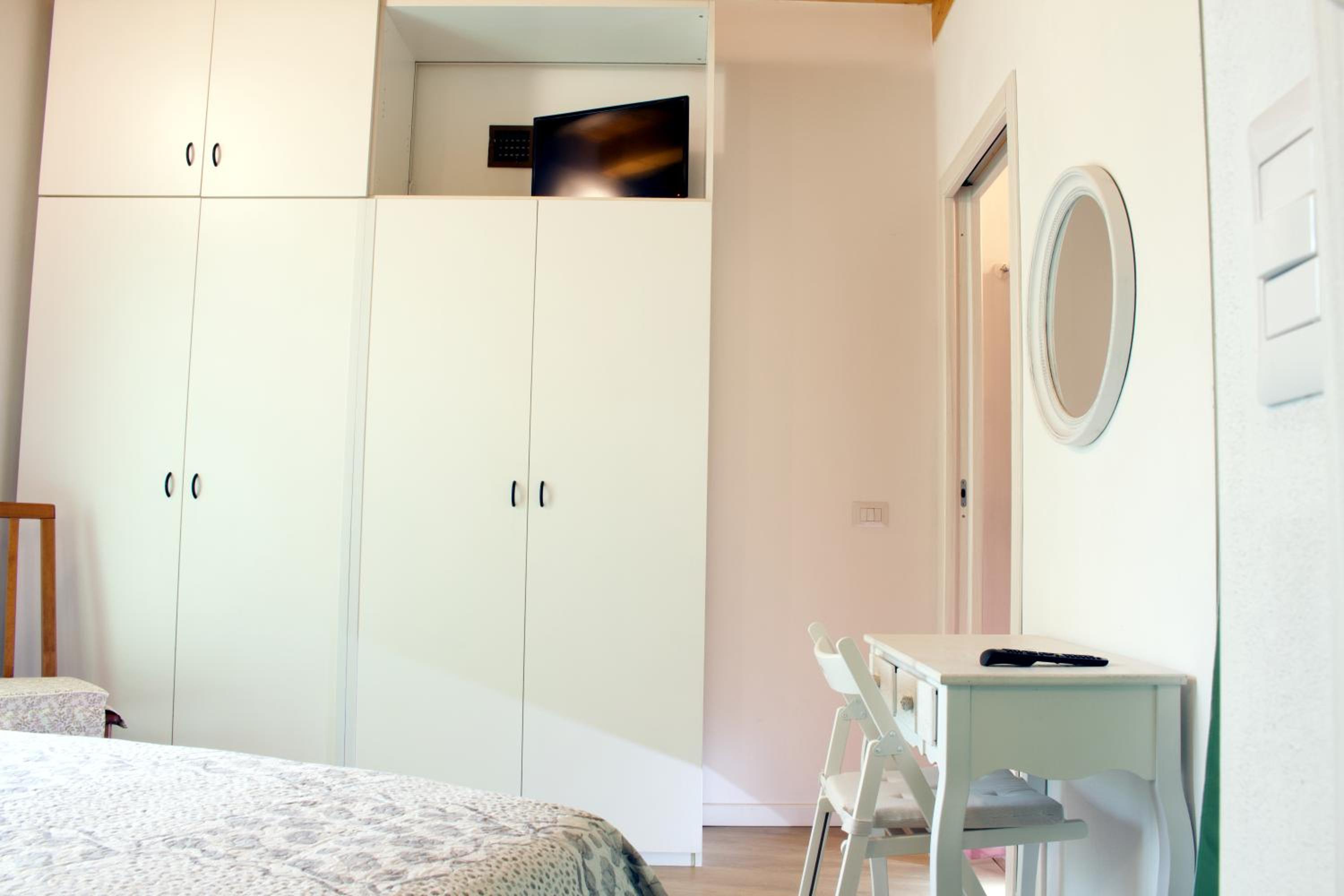 Quadruple Room with Private Bathroom - Photo 13