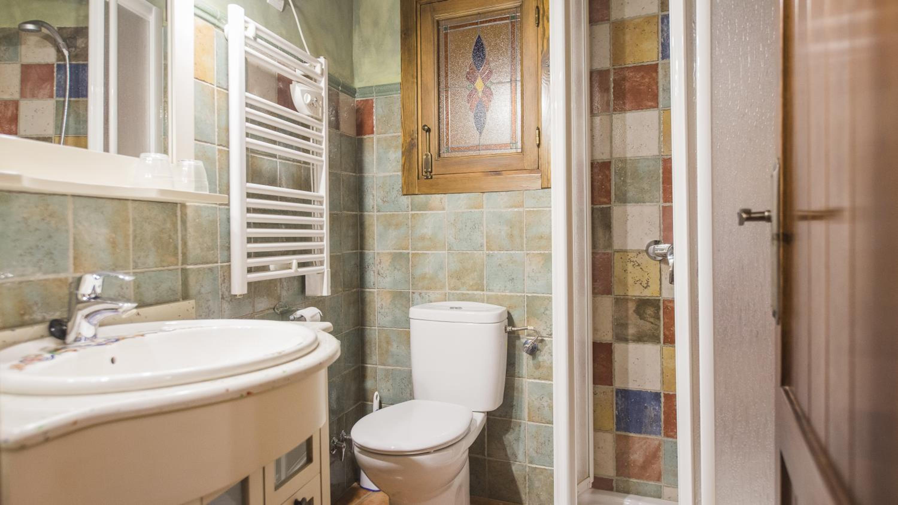 Eight-Bedroom House - Photo 23